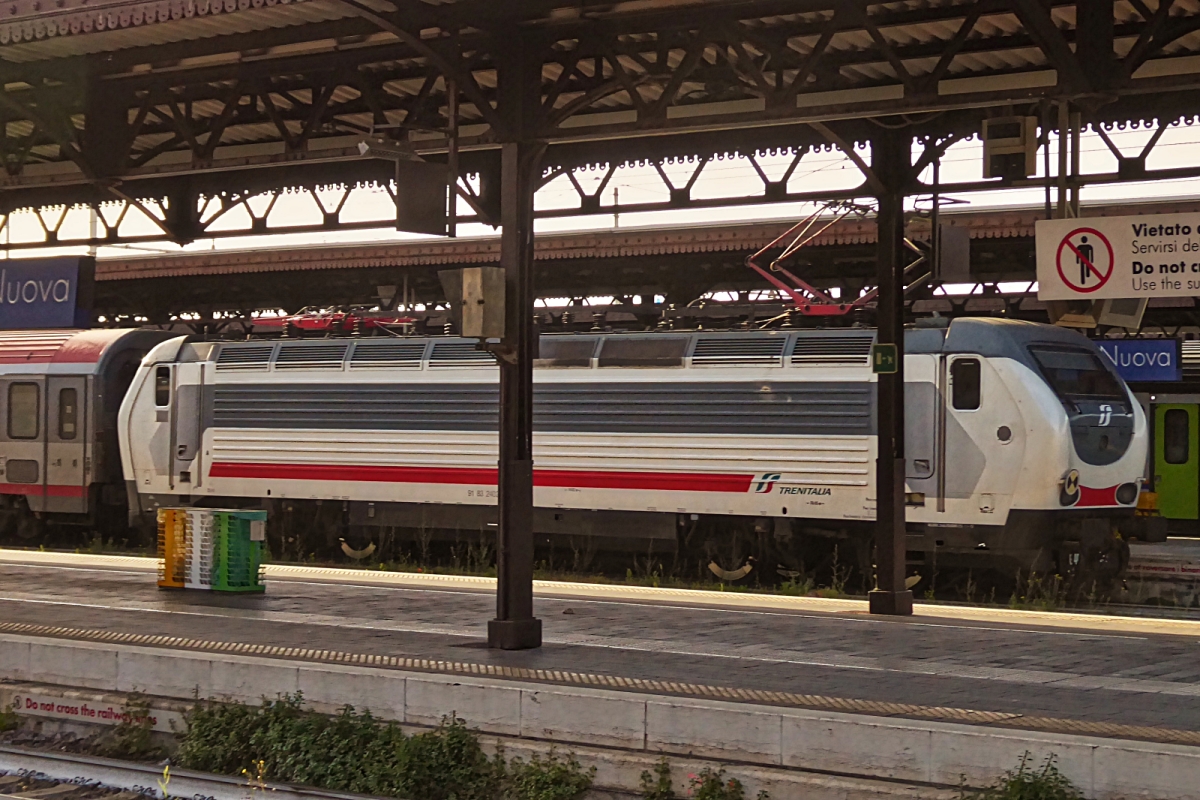 E-Lok E402–137 wird im Bahnhof von Verona vor einen Zug mit österreichischen Wagen gespannt. 04.05.2025