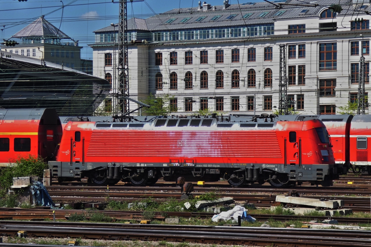 E-Lok Skoda 102 001-5 zieht ihren Zug in den Hbf. von M�nchen. 01.05.2025