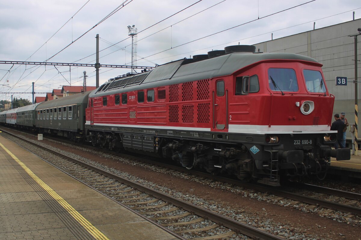 EBS 232 690 steht am 27 September 2025 mit der 1. von etwa 30 MUseumszüge abfahrtbereit in Benesov u Prahy während STEAM56.