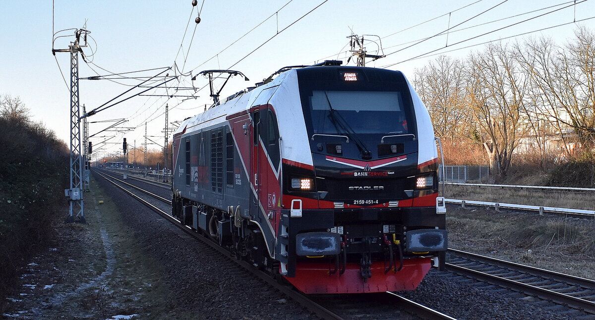 EBS - Erfurter Bahnservice GmbH, Erfurt [D] mit ihrer Eurodual Lok  2159 451-4  [NVR-Nummer: 90 80 2159 451-4 D-EBS] am 19.01.26 Durchfahrt Bahnhof Berlin-Hohenschönhausen.