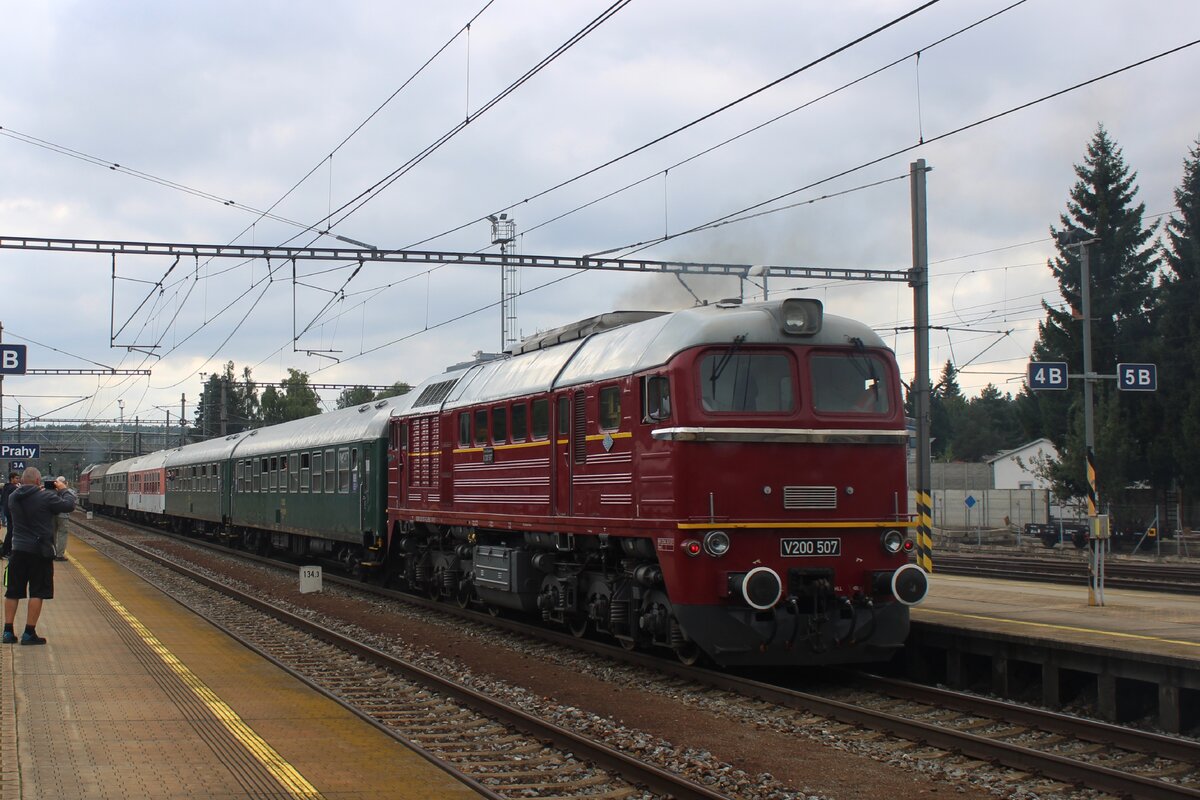 EBS V 200 507 ist drie Jahre nach den Erstauftritt in Benesov u Prahy wieder dort zu Gast und schiebt am 27 September 2025 eine der 25 Sonderzüge des Tages aus Benesov u Prahy während das Bahnfest STEAM56.