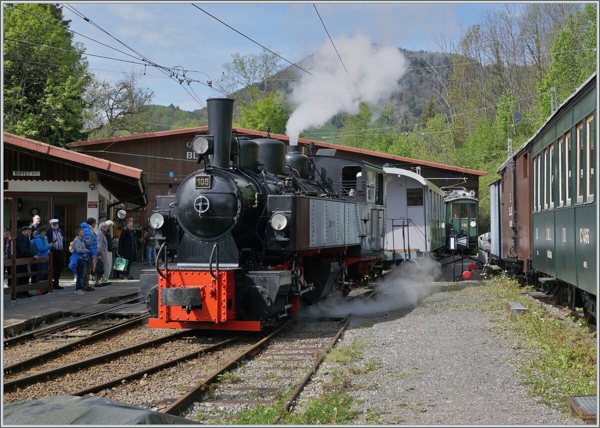 Effiziente Musemsbahn: Kaum ist die SEG G 2x 2/2 105 mit ihrem Zug aus Blonay in Chaulin angekommen, fährt die Lok zur Behandlung, während am anderen Ende die RhB Ge 4/4 81 den Zug für eine Extrafahrt nach Chamby übernimmt. 

5. Mai 2024