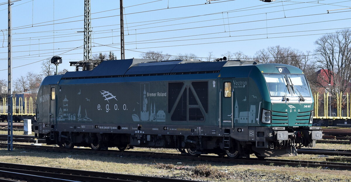 e.g.o.o. Eisenbahngesellschaft Ostfriesland-Oldenburg mbH, Aurich [D] mit der geleasten Vectron Dual Lok  248 007 , Taufname:  Bremer Roland  [NVR-Nummer: 90 80 2248 007-7 D-SIEAG] am 06.03.25 Höhe Bahnhof Stendal Hbf. abgestellt.