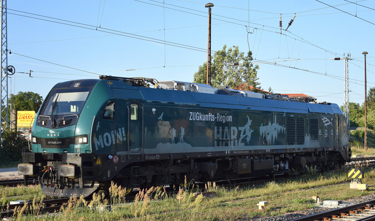 e.g.o.o. Eisenbahngesellschaft Ostfriesland-Oldenburg mbH, Aurich [D] mit ihrer Eurodual Lok [NVR-Nummer: 90 80 2159 453-0 D-EGOO] am 27.08.26 H�he Bahnhof Stendal Hbf.