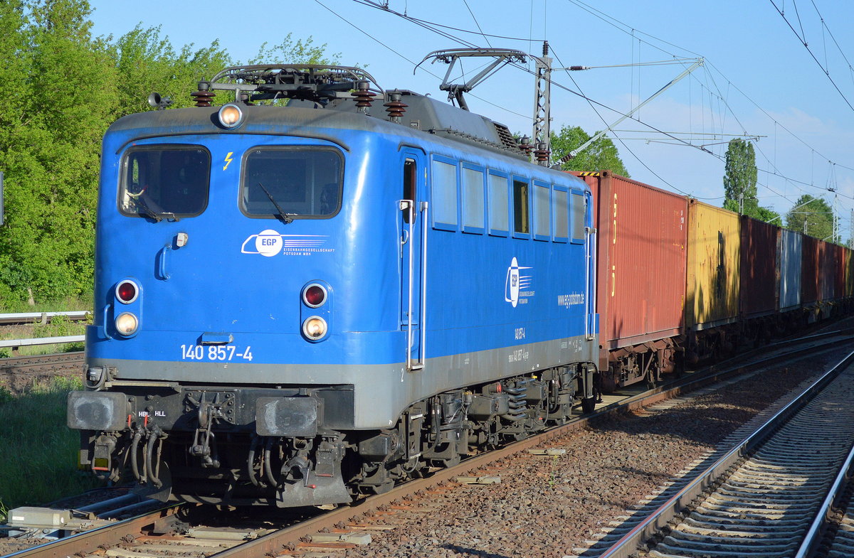 EGP 140 857-4 mit einem schwach ausgelastetem Containerzug am 13.05.16 Durchfahrt Bhf. Berlin-Hohenschönhausen.