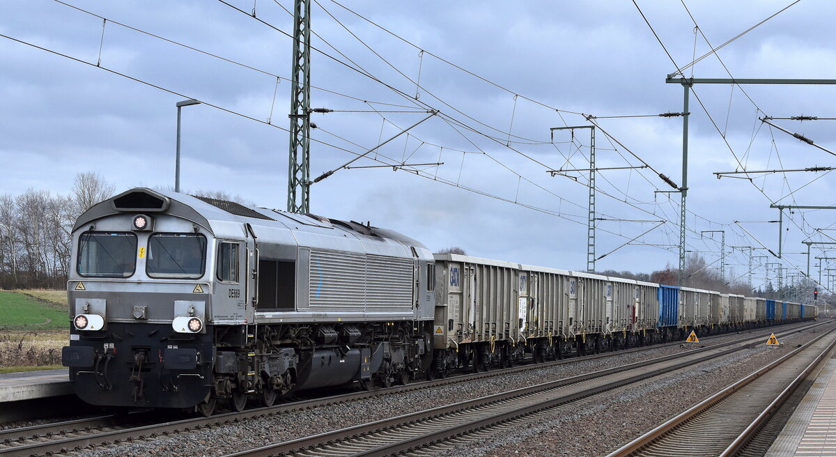 EGP – Eisenbahngesellschaft Potsdam mbH, Wittenberge [D] mit der geleasten BRLL Claas 66  DE669  [NVR: „92 80 1266 069-4 D-BRLL“] und einem Ganzzug Hochbordwagen am 24.02.26 Höhe Bahnhof Rodleben.