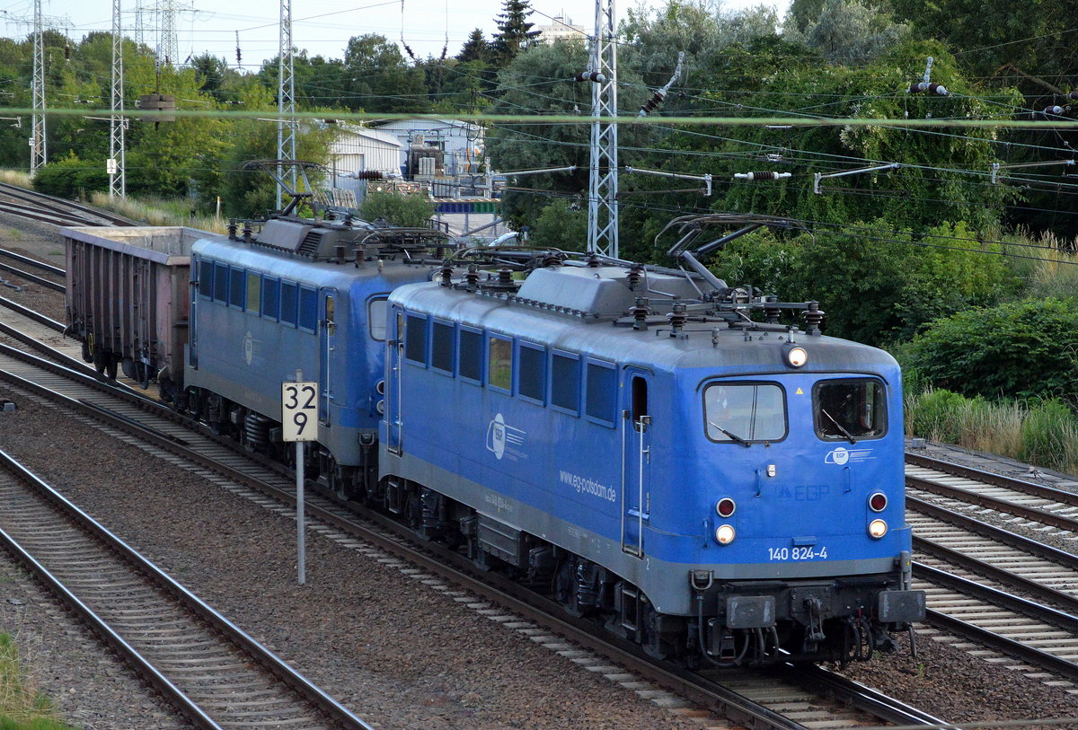 EGP Doppeltraktion 140 824-4 + 140 853-3 + ein offener Güterwagen am 28.06.16 Berlin Springpfuhl.