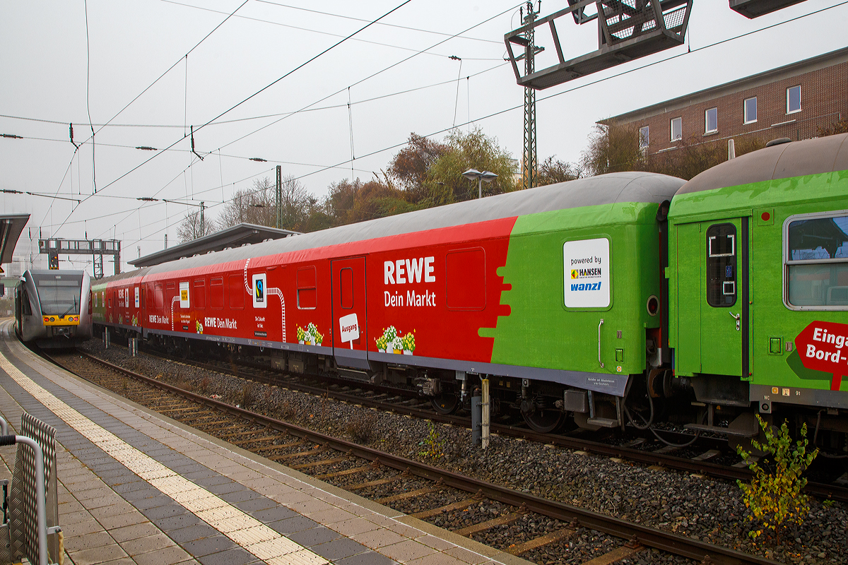 Ehemaliger DB (Silberling) 2. Klasse n-Wagen mit Fahrradabteil (z.Z. Teil als Einkaufsmarktes REWE Dein Markt) D-GfF 50 80 84-33 258-6 Bduu 497.2 der GfF - Gesellschaft für Fahrzeugtechnik mbH in Crailsheim, eingereiht in den REWE - Supermarkt-Zug, hier am 12.11.2021 im Bahnhof Gießen.

Der n-Wagen, ex Silberling, wurde, als 2. Klasse Reisezugwagen für den Nahverkehr mit Gepäckabteil der Gattung BDms 273 von der Waggon Union in Berlin 1975 unter der Fabriknummer 19 172 gebaut und als D-DB 51 80 82-70 096-5 an die Deutschen Bundesbahn geliefert. Im DB Werk Halberstadt wurde er1999 zum 2. Klasse Wagen mit Fahrradabteil in den D-DB 50 80 84-33 258-6 Bduu 497.2 modernisiert, im Dez. 2014 wurde er von der DB Regio (in München) ausgemustert und 2015 an die GfF - Gesellschaft für Fahrzeugtechnik mbH in Crailsheim verkauft. Der Innenraum wurde (evtl. vorübergehend) entkernt und ist zurzeit Teil eines aus drei Wagen bestehenden Supermarktes. Aktueller Innenraum siehe: http://hellertal.startbilder.de/bild/allgemein-europa~werbezuege~rewe-supermarkt-zug-9/756313/einkaufen-im-zugam-12112021-im-rewe.html

TECHNISCHE DATEN (laut Anschriften):
Spurweite: 1.435 mm (Normalspur)
Länge über Puffer: 26.400 mm
Wagenkastenlänge: 26.100 mm
Wagenkastenbreite:  2.825 mm
Höhe über Schienenoberkante: 4.050 mm
Drehzapfenabstand: 19.000 mm
Achsstand im Drehgestell: 2.500 mm
Drehgestellbauart: Minden-Deutz 340
Leergewicht: 37 t
Sitzplätze: 59 (wenn eingerichtet)
Höchstgeschwindigkeit:  140 km/h
Bremsbauart: KE-GPR-A (D)
Toiletten: 1, geschlossenes System (wenn eingerichtet)
Zulassung: Deutschland und Schweiz