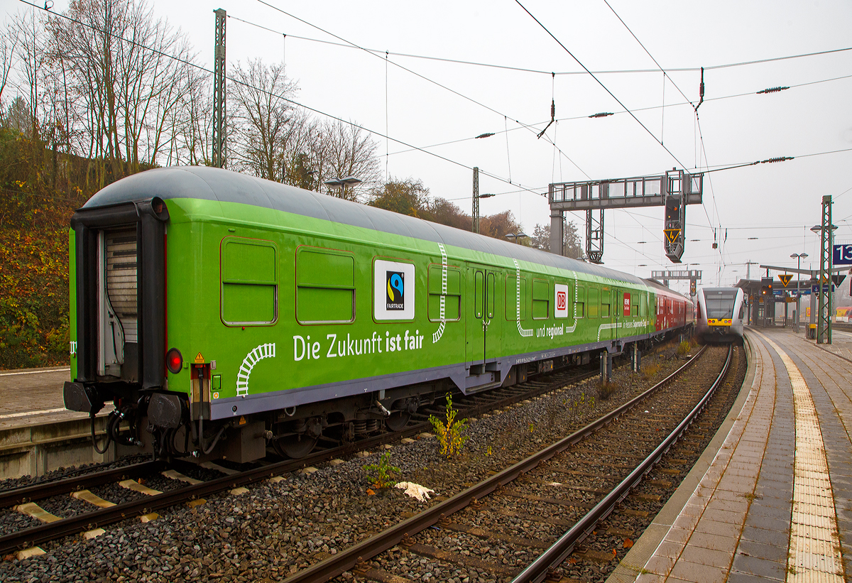 Ehemaliger DB (Silberling) 2. Klasse n-Wagen (z.Z. Teil als Einkaufsmarktes REWE Dein Markt) D-GfF 50 80 84-34 211-4 Bnrdz 451.9 der GfF - Gesellschaft für Fahrzeugtechnik mbH in Crailsheim, eingereiht in den REWE - Supermarkt-Zug, hier am 12.11.2021 im Bahnhof Gießen.

Der n-Wagen, ex Silberling, wurde, als 2. Klasse Reisezugwagen für den Nahverkehr der Gattung Bnrz 451.4 von dem AW Karlsruhe 1971 gebaut und als D-DB 50 80 22-34 030-3 bei der Deutschen Bundesbahn in Betrieb genommen. Ab 1989 als Gattung Bnrzb 778.3 und 1999 als Gattung Bnrz 451.4 war er mit derselben Nummer unterwegs. 2003 wurde er zum D-DB 50 80 84-34 211-4 Bnrdz 451.9 im OFV Design mit Glastrennwänden modernisiert. Der Wagen wurde an die GfF - Gesellschaft für Fahrzeugtechnik mbH in Crailsheim verkauft. Der ist zurzeit Teil als vierter Dienst-/Lagerraum Wagen (nicht öffentlich zugänglich) eines aus drei Wagen bestehenden Supermarktes.

TECHNISCHE DATEN (laut Anschriften):
Spurweite: 1.435 mm (Normalspur)
Länge über Puffer: 26.400 mm
Wagenkastenlänge: 26.100 mm
Wagenkastenbreite:  2.825 mm
Höhe über Schienenoberkante: 4.050 mm
Drehzapfenabstand: 19.000 mm
Achsstand im Drehgestell: 2.500 mm
Drehgestellbauart: Minden-Deutz 432
Leergewicht: 33 t
Sitzplätze: 90 (wenn eingerichtet)
Höchstgeschwindigkeit:  140 km/h
Bremsbauart: KE-GPR-A (D)
Toiletten: 1, geschlossenes System (wenn eingerichtet)
Zulassung: Deutschland, Österreich und Schweiz