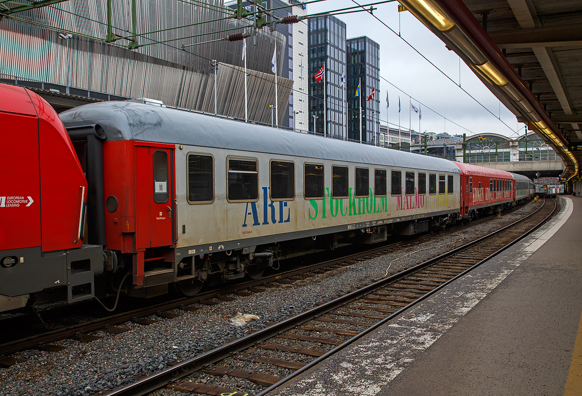 Ehemaliger DB UIC-X-Wagen bzw. m-Wagen (Bm 235 - Schnellzugwagen)...
Der Snälltåget 2. Klasse Reisezugwagen A-SNALL 61 81 22-90 064-9  Bmpz als Wagen 11 vom Snälltåget Nachtzug Åre-Stockholm-Malmö am 21.03.2019 in Stockholm Central (Hauptbahnhof). 

Die Reisezugwagen ist ein für 200 km/h zugelassener ehemaliger DB UIC-X-Wagen bzw. m-Wagen (Schnellzugwagen), er wurde 1979 von der Wagon Union (WU) in Berlin-Borsigwalde als D-DB 51 80 22-90 247-3 der Gattung Bm 235 für die DB gebaut. Später ging er als B12 ICK-Reisezugwagen (50 84 22-37 991-9) an die NS und wurde 2013 an die Hector Rail nach Schweden verkauft, 2017 ging er an die Snälltåget.                                                        

TECHNISCHE DATEN:
Länge über Puffer: 26.400 mm
Wagenkastenlänge: 26.100 mm
Wagenkastenbreite:  2.825 mm
Höhe über Schienenoberkante: 4.050 mm
Drehzapfenabstand: 19.000 mm
Achsstand im Drehgestell: 2.500 mm
Drehgestellbauart: Minden-Deutz 366
Leergewicht: 42,9 t
Höchstgeschwindigkeit: 200 km/h
Sitzplätze: 74
Toiletten: 1, geschlossenes System
Bremse: KE-CPR-Mg (D)

Die Snälltåget ist ein schwedisches Eisenbahnunternehmen und gehört zur Transdev Sverige AB. Sie betreibt in Schweden Fernzüge. Die Hauptstrecke (Södra stambanan) wird ganzjährig von Malmö nach Stockholm betrieben. In der Wander- und Skisaison betreibt Snälltåget Nachtzüge nach Åre und Storlien. In den Sommermonaten verkehrt auch ein Nachtzug von Malmö nach Berlin. Bis 2019 fuhr man den „Berlin-Night-Express“ mit Fährverbindung zwischen Sassnitz und Trelleborg über die sogenannte „Königslinie“. Seit 2021 verkehrt der Nachtzug „Berlin-Night-Express“ ohne Fähre (Trajektierung) über den Großen Belt, sowie den Öresund nach Stockholm. Dadurch werden nun neu auch Kopenhagen und Hamburg angebunden.