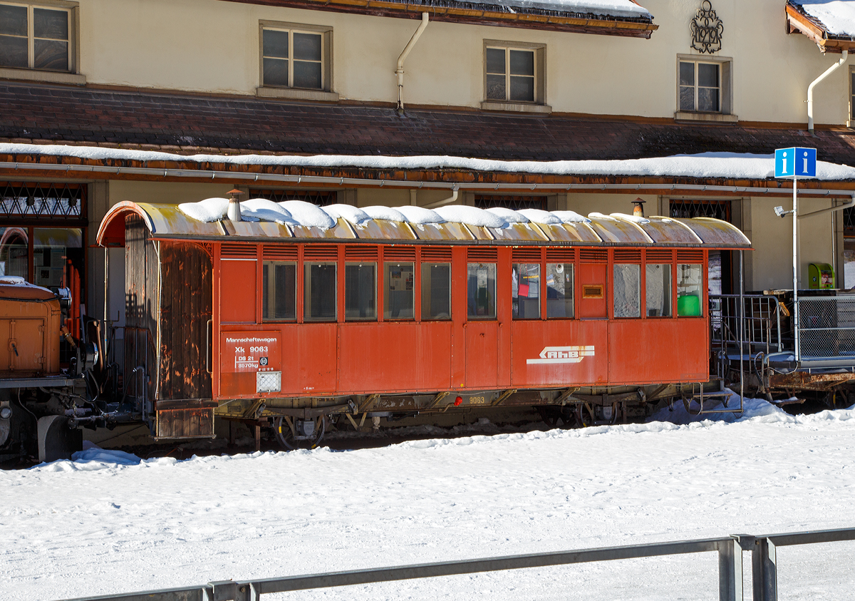 Ehemaliger RhB Mannschaftswagen Xk 9063 , zuvor ehem. 1./2. Klasse Personenwagen, am 18.02.2017 vor dem Bahnmuseum Albula in Berg�n (Bahnhof Berg�n/Bravuogn). 

Der Wagen wurde 1903 von SIG gebaut AB 116 an die RhB geliefert. Ab 1948 Umbau und um Bezeichnung in RhB B 116, ab 1956 RhB B 2135, 1967 Umbau in X 9063 und seit 1969 Xk 9063. 

TECHNISCHE DATEN: 
Spurweite: 1.000 mm 
Anzahl der Achsen: 2 
L�nge �ber Puffer: 10.440mm 
Achsabstand: 5.000 mm 
Gewicht: 8.570 kg 
Ladegewicht: 2 t 
zul�ssige Geschwindigkeit: 55 km/h