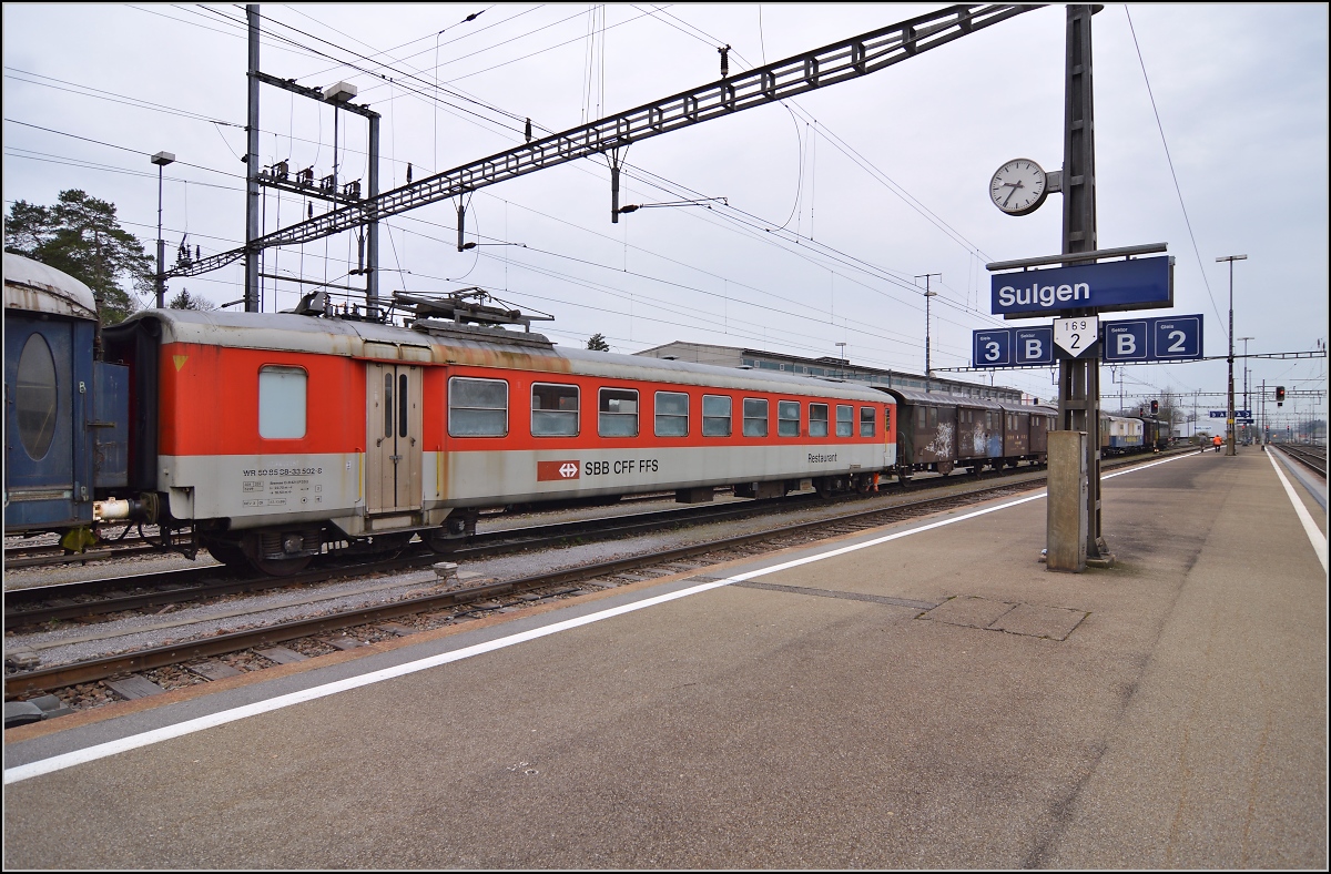 Ehemaliger Speisewagen der SBB (WR 50 85 88 - 33 502 - 8) im Swisstrainzug in Sulgen. April 2014.