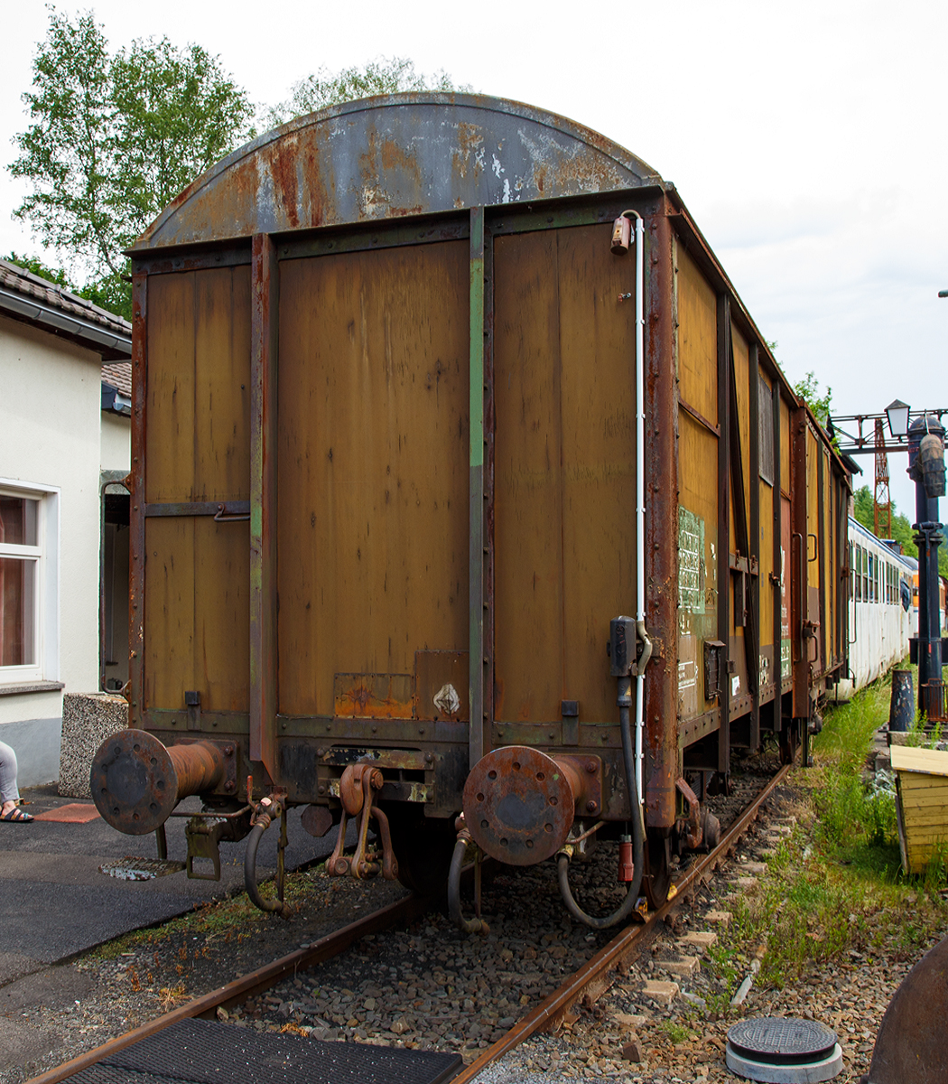 
Ehemaliger zweiachsiger Bahnpostwagen Post 2ss-t/13 der Deutschen Bundespost, 50 80 00-03710-3, am 28.05.2017 im Eisenbahnmuseum Dieringhausen. 

Ab 1967 beschaffte die Deutschen Bundespost (DBP) 100 Stück dieser für den Pakettransport bestimmte zweiachsige Wagen, die weitgehend Güterwagen der Gattung Glmms61 (Gbs 254) der DB entsprachen, allerdings betrug die zulässige Höchstgeschwindigkeit bis zu 120 km/h. Mit dem Ende des Bahnpostverkehrs am 30. Mai 1997 wurden diese Fahrzeuge ausgemustert.

TECHNISCHE DATEN: 
Länge über Puffer: 14.020 mm
Länge des Wagenkastens: 12.780 mm
Achsabstand: 8.000 mm
Eigengewicht: 14.050 kg
Höchstgeschwindigkeit: 90 km/h (Zuladung 25,5t, Streckenklasse C); 100 km/h (Zuladung 21,5t, Streckenklasse C) und 120 km/h mit Zuladung bis 17,5 t
