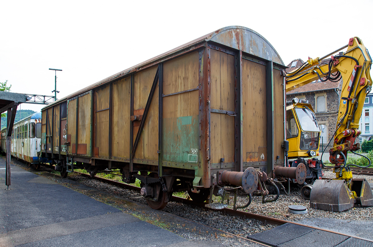
Ehemaliger zweiachsiger Bahnpostwagen Post 2ss-t/13 der Deutschen Bundespost, 50 80 00-03710-3, am 28.05.2017 im Eisenbahnmuseum Dieringhausen. 

Ab 1967 beschaffte die Deutschen Bundespost (DBP) 100 Stück dieser für den Pakettransport bestimmte zweiachsige Wagen, die weitgehend Güterwagen der Gattung Glmms61 (Gbs 254) der DB entsprachen, allerdings betrug die zulässige Höchstgeschwindigkeit bis zu 120 km/h. Mit dem Ende des Bahnpostverkehrs am 30. Mai 1997 wurden diese Fahrzeuge ausgemustert.

TECHNISCHE DATEN: 
Länge über Puffer: 14.020 mm
Länge des Wagenkastens: 12.780 mm
Achsabstand: 8.000 mm
Eigengewicht: 14.050 kg
Höchstgeschwindigkeit: 90 km/h (Zuladung 25,5t, Streckenklasse C); 100 km/h (Zuladung 21,5t, Streckenklasse C) und 120 km/h mit Zuladung bis 17,5 t
