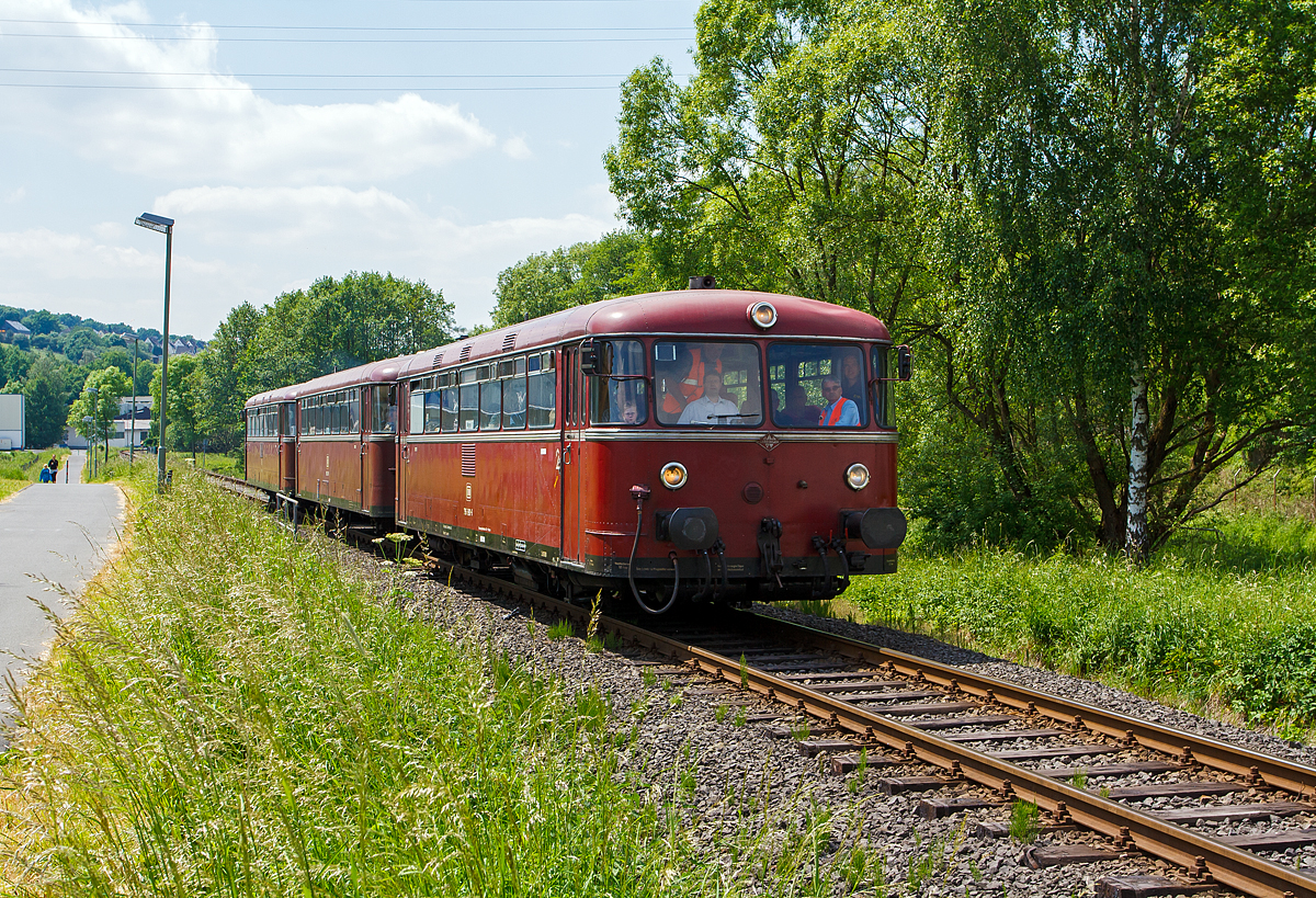 
Eigentlich ist auf der Bahnstrecke Herdorf–Unterwilden der Freien Grunder Eisenbahn AG (heute Kreisbahn Siegen-Wittgenstein) der Personenverkehr bereits am 31. Oktober 1950 eingestellt worden, doch am 02.06.2012 gab es eine Sonderfahrt vom F�rderverein Schienenbus e.v., Menden. 

Hier f�hrt die Schienenbusgarnitur, bestehend aus Schienenbus 796 690-6, Beiwagen 996 309-1 und Schienenbus 796 802-7, durch Neunkirchen-Struth�tten in Richtung Neunkirchen. 

Lebensl�ufe der Fahrzeuge:
Der Schienenbus 796 690-6 wurde 1960 von der Waggonfabrik Uerdingen unter der Fabriknummer 66577 gebaut. 
Der Beiwagen 996 309-1 wurde 1962 von Rathgeber in M�nchen unter der Fabriknummer 20302/24 gebaut.
Der Schienenbus 796 802-7 wurde 1961 von MAN in N�rnberg unter der Fabriknummer 146684 gebaut.
