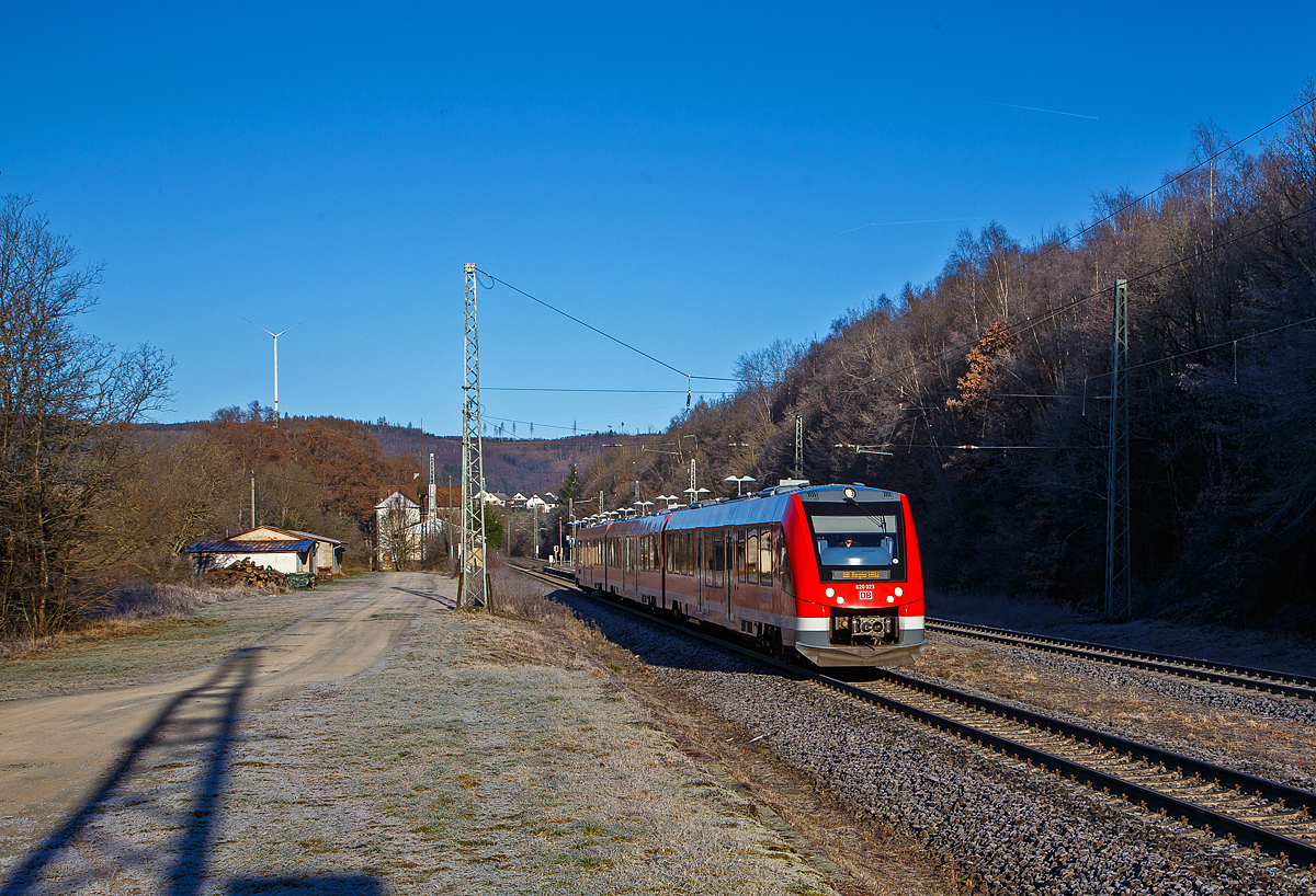 Eigentlich ist es nicht seine Strecke....
Der dreiteilige Dieseltriebzug ALSTOM Coradia LINT 81 – 620 023 / 621 023 / 620 523 der DB Regio NRW – vareo fährt am kalten Vormittag des 21.12.2021 durch den Bf. Dillbrecht in südlicher Richtung (Gießen). 

Der Triebzug wurde 2013 von ALSTOM Transport Deutschland GmbH in Salzgitter (vormals LHB) unter der Fabriknummer 0001004081 023 gebaut. Er besteht aus den Einheiten 95 80 0620 023-1 D-DB / 95 80 0621 023-0 D-DB / 95 80 0620 523-0 D-DB. 

Hier fährt er auf der Dillstrecke (KBS 445), sein eigentliches Einsatzgebiet ist aber der Zweckverband Nahverkehr Rheinland (Großraum Köln). Vareo setzt sich aus den Anfangsbuchstaben des Einsatzgebietes zusammen: Voreifel, Ahrtal, Rhein, Eifel sowie Oberbergische Land & Obereres Volmetal. Ob er hier auf dem Weg zum Herstellerwerk nach Salzgitter, ist mir unbekannt.

Die deutschen Dieseltriebwagen LINT 81 haben die Baureihenbezeichnung 620. Die Fahrzeuge haben sechs Türen pro Fahrzeugseite, sie besitzen im Unterschied zum LINT 54 zusätzlich einen motorisierten Mittelwagen (BR 621), der zwei eigene Enddrehgestelle hat. Die dreiteiligen Dieseltriebwagen der Baureihe 620 sind für den schnellen Regionalverkehr konzipiert. Die LINT 81 des Herstellers Alstom beruht auf der Weiterentwicklung der Fahrzeugplattform der Coradia LINT- Fahrzeugfamilie. Im Niederflur- und Einstiegsbereich beträgt die Fußbodenhöhe 80 Zentimeter. Für mobilitätseingeschränkte Personen verfügt das Fahrzeug über zwei Rollstuhlplätze, ein behindertengerechtes WC und eine Überfahrhilfe zur Überbrückung des Spaltes zwischen Fahrzeug und Bahnsteig. Für Fahrräder stehen fünf Mehrzweckabteile zur Verfügung. Bis zu drei Fahrzeuge können in einem Zugverband eingesetzt werden. Weiterhin ist eine Kupplung mit Fahrzeugen der Baureihe 622 (LINT 54) möglich.

Motorisiert ist der Triebzug durch vier MTU 6-Zylinder Dieselmotor Unterflur POWERPACKS vom Typ 6H 1800 R84/R85L mit einer Leistung von je 390 kW (525 PS). Ein Endwagen und der Mittelwagen haben jeweils einen Motor, der andere Endwagen hat zwei Motoren.	

TECHNISCHE DATEN:
Spurweite: 1.435 mm
Achsfolge: B’2’+B’2’+B’B’
Fahrzeuglänge über Kupplung:  80.920 mm
Fahrzeugbreite: 2.750 mm
Maximale Fahrzeughöhe (über SO):  4.310 mm
Fahrzeugbodenhöhe: 800 mm (Einstieg und Niederflurbereich) / 1.180 mm (Hochflurbereich)
Türen pro Fahrzeugseite: 6
Minimaler befahrbarer Radius: 125 m (Betrieb) / 100 m (Werkstatt)
Installierte Motorleistung: 4 x 390 kW
Leistungsübertragung: dieselhydraulisch
Höchstgeschwindigkeit: 140 km/h 
Eigengewicht: ca. 138 t
Maximale Radsatzlast bei Fahrzeughöchstgewicht: ca. 18 t
Sitzplätze: 300
Stehplätze ca. : 250
