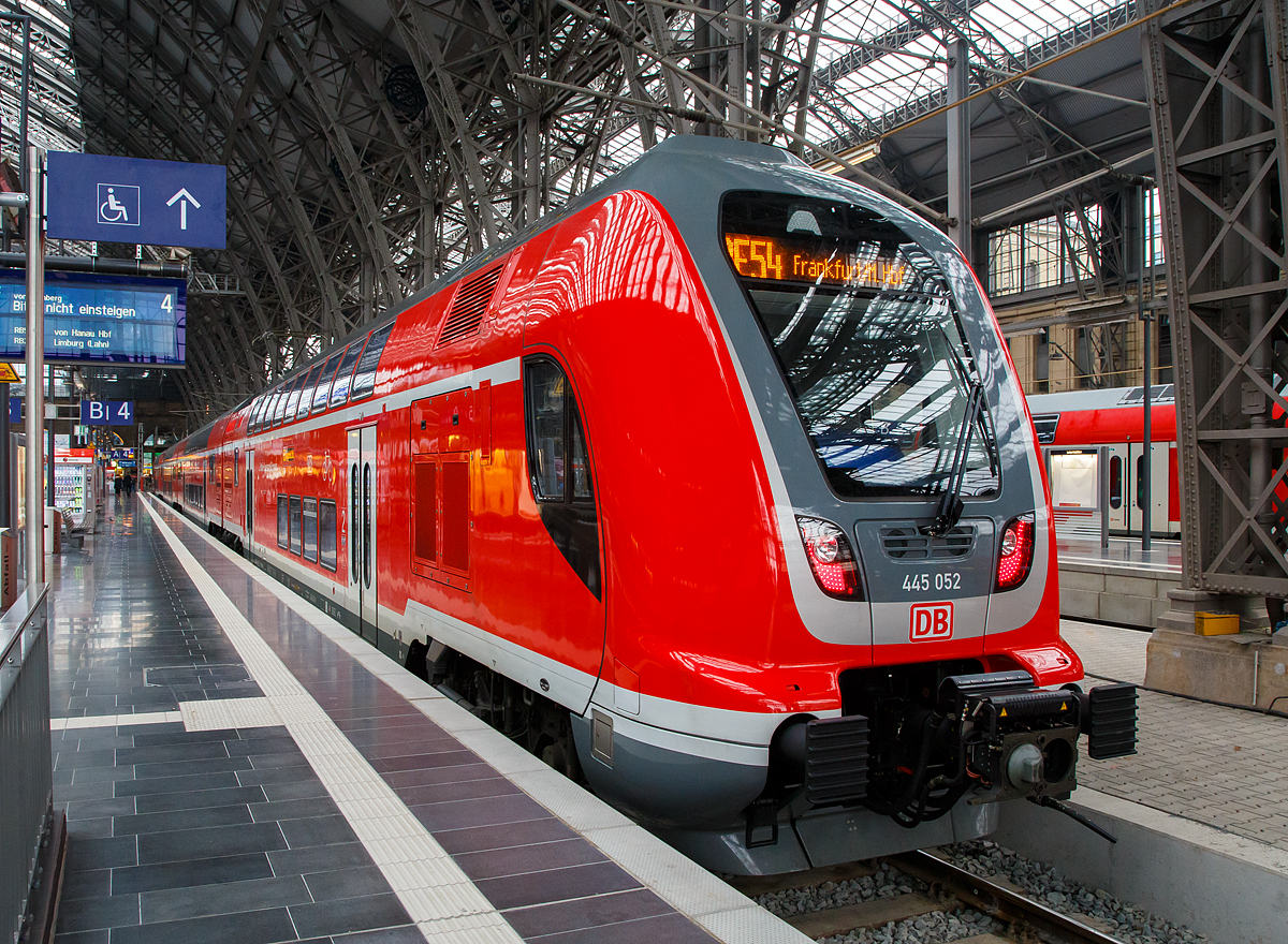 
Eigentlich hatten wir in Frankfurt am Main Hbf nur 12 Minuten Umsteigezeit, aber der ICE 593 von Berlin nach M�nchen hatte �ber 60 Minuten Versp�tung (er f�hrt teilweise �ber die neue Schnellfahrstrecke), so konnte ich hier noch einige Bilder machen.....

Seit dem Fahrplanwechsel 2017/18 fahren die neuen Bombardier TWINDEXX Vario Doppelstock-Regionalverkehrstriebz�ge der BR 445 und 446 u.a. als Main-Spessart- Express. Hier ist eine vierteilige TWINDEXX-Einheit, mit dem Triebwagen 445 052 (91 80 0 445 052-7 D-DB DBpzfa) am Ende  am 16.12.2017, als RE 54 „Main-Spessart- Express“, Umlauf RE 4608, (Bamberg - W�rzburg Hbf - Aschaffenburg Hbf – Frankfurt am Main Hbf), in den Hauptbahnhof Frankfurt am Main eingefahren.

F�r den Regionalverkehr wurden Doppelstock-Triebz�ge entwickelt, welche aus zwei Triebwagen und dazwischen eingereihten Doppelstock-Mittelwagen der neuesten Generation (Typ G�rlitz IX) bestehen. Die Triebwagen werden als DB-Baureihe 445 (EH 600 mm) bzw. 446 (EH 720 mm) gef�hrt. Die Wagen einer Einheit sind mit Schraubenkupplungen verbunden, sodass, anders als bei herk�mmlichen Triebz�gen, eine individuelle Zusammenstellung von Z�gen beim Rangieren im Regelbetrieb durch den Triebfahrzeugf�hrer erm�glicht wird. An den F�hrerstandsenden kommen dagegen die bei Triebwagen �blichen Scharfenbergkupplungen vom Typ 10 zum Einsatz, was das Kuppeln und Trennen von mehreren Triebzug-Einheiten (Fl�gelung) in kurzer Zeit erm�glicht.

Der erste Einsatz der Triebz�ge in Deutschland sollte urspr�nglich ab Dezember 2014 auf dem Nord-S�d-Netz des Verkehrsverbundes Berlin-Brandenburg von DB Regio Nordost erfolgen. Bestellt wurden f�nf f�nfteilige Doppelstocktriebz�ge der Art „Twindexx Vario“] f�r die Linie RE5 Rostock – Berlin – Lutherstadt Wittenberg. Je Zug sollen zwei Triebwagen zum Einsatz kommen. Die Auslieferung dieser Triebwagen verz�gerte sich.

F�r die Main-Spessart-Region wurden vorerst acht 4-teiligen Konfigurationen der TWINDEXX Vario Doppelstock-Triebz�gen bestellt und geliefert. 

Auch im �berschneidungsgebiet Rhein-Main/Rhein-Neckar, den Tarifgebieten des RMV und des VRN, werden ab Dezember 2017 im Rahmen des neuen Verkehrsvertrages 7 drei- und 17 vierteilige fabrikneue Twindexx-Z�ge ohne reine Steuerwagen eingesetzt. Damit sollen die Riedbahn Mannheim – Biblis – Frankfurt und die Rhein-Main-Neckar-Verbindung entlang der Bergstra�e (Mannheim / Heidelberg – Darmstadt – Frankfurt) verst�rkt werden.  Die Fahrzeuge verf�gen f�r diesen Abruf erstmals �ber eine Einstiegsh�he von 730 Millimetern �ber Schienenoberkante. Die Tiefeinstiegswagen mit dem Einstieg im Unterstock verf�gen sonst �ber eine Einstiegsh�he von 600 Millimetern und die Hocheinstiegswagen mit den Einstiegen im Zwischenstock �ber den Drehgestellen von 1150 Millimetern. Aufgrund der Abweichungen von den �brigen Regio-Twindexx-Einheiten werden die Fahrzeuge des Netzes Main-Neckar als Baureihe 446 gef�hrt.

TECHNISCHE DATEN (Vierteiler):
Spurweite: 1.435 mm (Normalspur)
Achsfolge: Bo’Bo‘+2‘2‘+2‘2‘+Bo’Bo‘
Zugl�nge: 105.550 mm
Einstiegsh�he: 600 mm
Antriebsleistung: 4.600 kW
Anfahrzugkraft: 362 kN
H�chstgeschwindigkeit: 160 km/h (mit Mg-Bremse)
Stromsystem:  15 kV, 16 2/3 Hz
Anstelle der beiden Triebwagen, besteht auch die M�glichkeit einen Zug aus einem Triebwagen, den Mittelwagen und einem Steuerwagen zusammen zustellen.

Triebwagen:
L�nge �ber Kupplung: 25.980 mm
Achsstand im Drehgestell:  2.500 mm
Leergewicht: 66t
Drehgestelle (luftgefedert):  BOMBARDIER FLEXX Compact Heavy FCH

Mittelwagen (Typ G�rlitz IX) : 
L�nge �ber Kupplung:  26.800 mm
Achsstand im Drehgestell:  2.500 mm
Leergewicht: 50 t
Drehgestelle (luftgefedert):  FLEXX Load Typ G�rlitz IX Do

Quellen: Wikipedia, Bombardier
