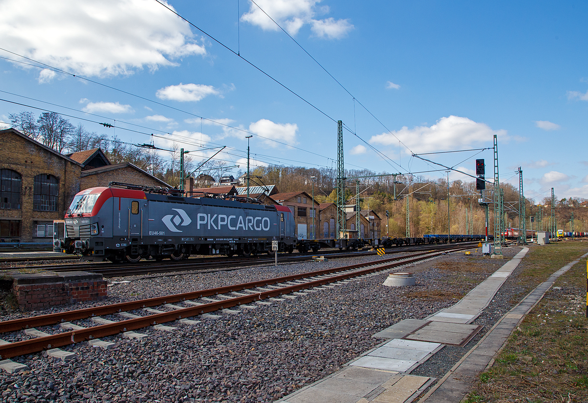 Eigentlich ist Karfreitag, aber es fährt trotzdem viel und außergewöhnliches auf der Siegstrecke...
Die EU46-501 / 193-501 / 5 370 013-2 (91 51 5370 013-2 PL-PKPC) der PKP Cargo S.A. (Warschau), fährt am 02.04.2021, mit einem Güterwagen-Leerzug (bestehend aus Containertrag- und Flachwagen), durch Betzdorf (Sieg) in Richtung Siegen.

Die Siemens Vectron MS wurde 2015 von Siemens Mobility GmbH in München-Allach unter der Fabriknummer 21971gebaut und als erste von 20 Mehrsystemloks an die PKP Cargo S.A. (Warschau) geliefert. Diese Vectron Lokomotive ist als MS – Lokomotive (Mehrsystemlok) mit 6.400 kW konzipiert und zugelassen für Deutschland, Österreich, Ungarn, Polen, Tschechien, Slowakei und Rumänien (D/A/H/PL/CZ/SK/RO), sie hat eine zul. Höchstgeschwindigkeit von 160 km/h.