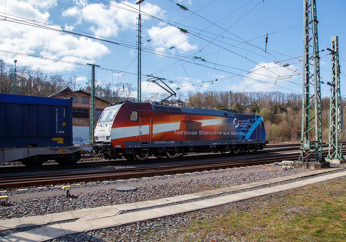 Eigentlich ist Karfreitag, aber es fährt trotzdem viel und außergewöhnliches auf der Siegstrecke...
Die 185-CL 002 (91 80 6185 502-2 D-CCW) der CCW - Captrain Deutschland CargoWest GmbH (Gütersloh) fährt am 02.04.2021 mit einem Containerzug durch Betzdorf/Sieg in Richtung Köln.

Der Zug bestand aus 4-achsigen Drehgestell-Containertragwagen der Gattung Sgmnss (Gattungskennzahl  4578) der HUPAC AG beladen mit je 2 Stück 30 Fuß Spezialcontainer. Die Lok trägt Werbung für nahtlose Stehlrohre aus Sachsen der Salzgitter Mannesmann Precision.

Die TRAXX F140 AC1 wurde 2001 bei Bombardier in Kassel unter der Fabriknummer 33452 gebaut.