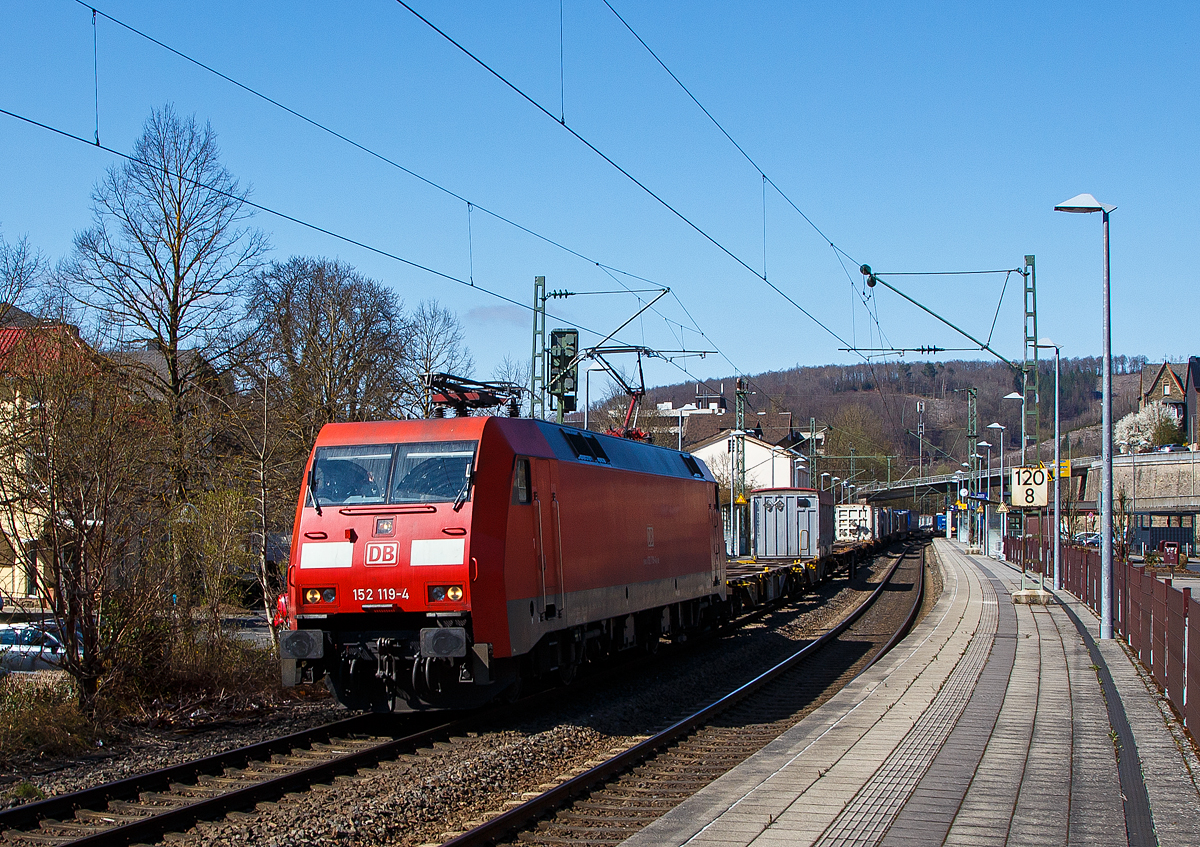 Eigentlich ist Karfreitag, aber es fährt trotzdem viel auf der Siegstrecke...
Die 152 119-4 (91 80 6152 119-4D-DB) der DB Cargo AG, fährt am 02.04.2021 mit einem KLV-Zug durch den Bahnhof Kirchen an der Sieg in Richtung Köln. 
Nochmals einen lieben Gruß an den netten Lokführer zurück.

Die Siemens ES64F wurde 2000 von Siemens in München-Allach unter der Fabriknummer 20246 für die DB Cargo AG gebaut.
