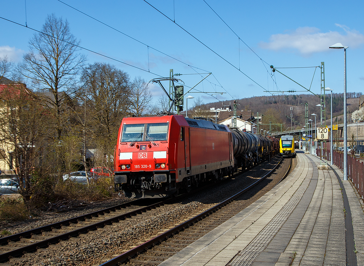 Eigentlich ist Karfreitag, aber es fährt trotzdem viel auf der Siegstrecke...
Die 185 320-9 (91 80 6185 320-9 D-DB)  der DB Cargo Deutschland AG fährt am 02.04.2021, mit einem gemischten Güterzug, durch den Bahnhof Kirchen an der Sieg in Richtung Köln.

Die TRAXX F140 AC2 wurde 2008 von Bombardier in Kassel unter der Fabriknummer 34198 gebaut.