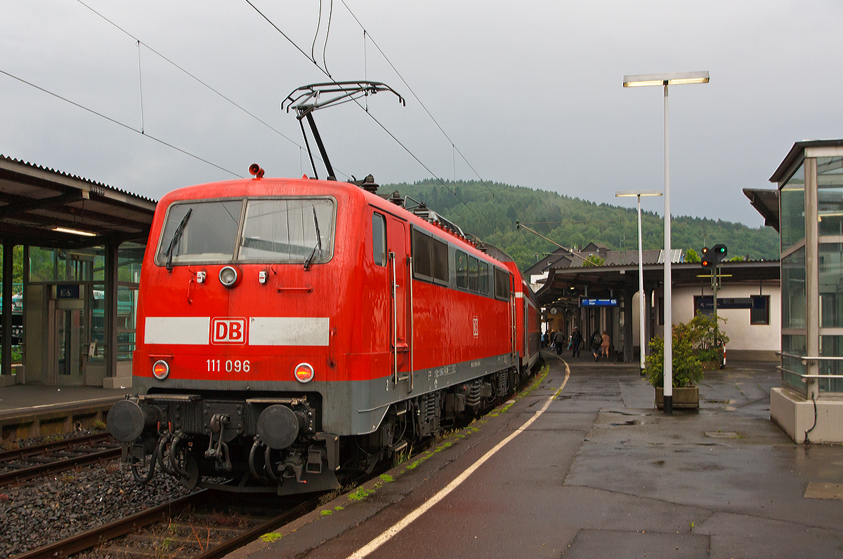
Eigentlich kommt der RE 9 (wenn Lokbespannt) von Köln Lokvoraus nach Betzdorf (Sieg)....
Die 111 096-4 der DB Regio NRW schiebt am 11.06.2014 den RE 9  Rhein-Sieg-Express  (Aachen-Köln-Siegen) in den Bahnhof Betzdorf/Sieg.

Die Lok wurde 1978 bei Krupp unter der Fabriknummer 5433 gebaut, der elektrische Teil bei AEG unter der Fabriknummer 8975. 
Seit 2007 hat sie die NVR-Nummer 91 80 6111 096-4 D-DB und die EBA-Nummer  EBA 01C20A 096.