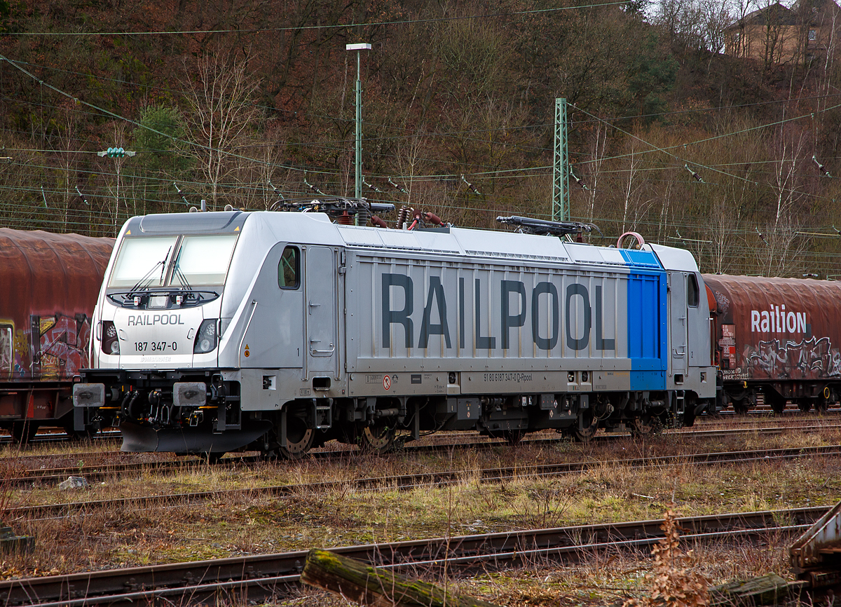 Eigentlich noch sehr neu, Baujahr 2020/2021 und schon mit Spuren vom Einsatz (nicht mehr ganz sauber)......
Die RAILPOOL 187 347-0 (91 80 6187 347-0 D-Rpool), eine Bombardier TRAXX F140 AC3 LM, ist am 21.01.2020, im Rbf Betzdorf (Sieg) abgestellt.

Die TRAXX F140 AC3 LM wurde 2020/2021 von Bombardier in Kassel gebaut. Nach meiner Sichtung hat die Lok die Zulassung für Deutschland, Österreich und Rumänien. Für Ungarn ist die Zulassung noch nicht erteilt (H ist noch durchgestrichen).