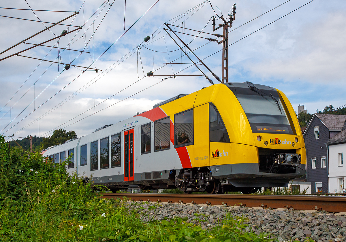 
Eigentlich nur ein Nachschuß............
Der Alstom Coradia LINT 41 der neuen Generation / neue Kopfform, der VT 503 (95 80 1648 103-7 D-HEB / 95 80 1648 603-6 D-HEB) der HLB (Hessische Landesbahn GmbH) fährt am 28.08.2015, als RB 93  Rothaarbahn  (Siegen - Kreuztal - Bad Berleburg), von Siegen-Weidenau weiter in Richtung Kreuztal.

Der LINT 41 wurde im Juli 2015 von ALSTOM LHB (Salzgitter) an die HLB für den Standort Siegen ausgeliefert. Eigentlich müssten diese LINT mit der neuen Kopfform ja LINT 42 heißen, da sie mit einer Länge von 42,17 m etwas länger sind als die ursprünglichen LINT 41 (41,81 m). Denn die Bezeichnung LINT 41 bedeutet „leichter innovativer Nahverkehrstriebwagen“, die 41 steht für die Länge der vollen Meter (bei dem ursprünglichen 41,81 m). Wird die Bezeichnung „H“ (LINT 41/H) verwendet, so sind es Hochflur-Fahrzeuge. Dies hier sind aber zweiteilige Niederflur-Dieseltriebwagen, welches man gut an der bis unten gehenden Tür erkennen kann. 