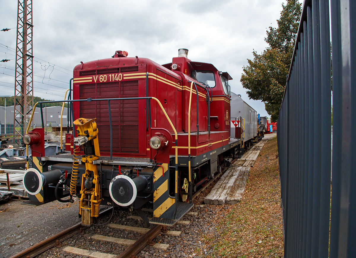 Eigentlich war heute kein Fotowetter, aber wir wollen doch mal raus und hatten Glück....
Die V 60 1140 (98 80 3 365 140-3 D-VEB) der VEB Vulkan-Eifel-Bahn (Gerolstein) steht am 03.10.2021 in Kreuztal auf dem Betriebsgelände der KAF Falkenhahn Bau AG (zum Glück ist der Zaun sehr weitmaschig) mit dem Tragschnabelwagen der Gattung Uaai 687.9 (84 80 996 0 003-5 D-AMPR) und dem Wohn-Werkstattwagen 440 (40 80 1501 002-3 D-AMPR) beide der Amprion GmbH.

Lebenslauf der V 60 (schwere Bauart):
Gebaut wurde die Lok 1963 von MaK in Kiel unter der Fabriknummer 600455 und als V 60 1140 an die Deutsche Bundesbahn geliefert. Zum 01.01.1968 erfolgte die Umzeichnung in DB 261 140-8. Im Jahr 1987 erfolgte ein	 Umbau bzw. die Ausrüstung mit Funkfernsteuerung (Vorserie). Zum 01.10.1987 wurde sie zur Kleinlok und somit zur 361 140-7, da sie eine Funkfernsteuerung hatte wurde sie zum 01.01.1988 nun zur 365 140-3 umgezeichnet.  Bei der DB AG erfolgte 2005 die z-Stellung und 2006 letztendlich die Ausmusterung. Einige Zeit war sie bei der RSE Rhein-Sieg-Eisenbahn in Bonn-Beuel bis sie im Februar 2012 an die VEB Vulkan-Eifel-Bahn in Gerolstein ging.
