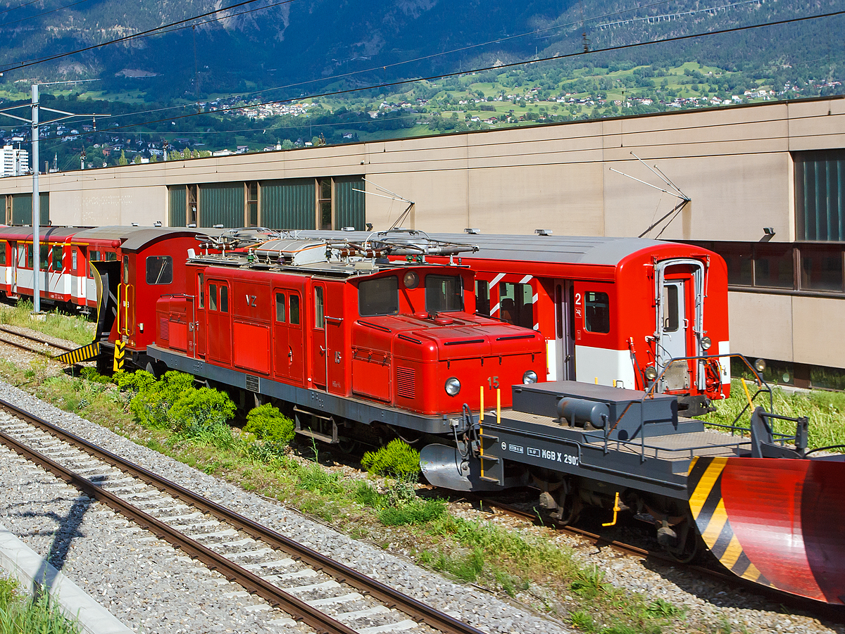 
Eigentlich wollte ich das Bild einfach austauschen, aber dieses funktioniert wohl nicht bei den Startbilderseiten....Somit hier nun in 1200px dieses Bild neu....

Die MGB HGe 4/4 I 15, ex VZ HGe 4/4 I 15, abgestellt am 28.05.2012 in Brig, aufgenommen aus einem fahrenden IR. Davor und dahinter je ein Schneepflug.

Die Lok wurde 1930 unter der Fabriknummer 3340 von der SLM gebaut, sie hat eine Leistung von 736 KW und Höchstgeschwindigkeit von 45 km/h (Adhäsion) bzw. 25 km/h (Zahnrad).

Die HGe 4/4I ist eine Schmalspur-Elektrolokomotivbaureihe, die ursprünglich an die Visp-Zermatt-Bahn (VZ) geliefert wurde. Später nannte sich die Visp-Zermatt-Bahn in Brig-Visp-Zermatt-Bahn (BVZ) um, und ist heute Teil der Matterhorn-Gotthard-Bahn (MGB). Die Lokomotiven können auf Zahnrad- sowie auf Adhäsionsstrecken fahren. Seit der Inbetriebnahme der HGe 4/4II werden die Loks als HGe 4/4I bezeichnet. 

1929/1930 wurden die Loks 11–15 anlässlich der Elektrifizierung an die damalige Visp-Zermatt-Bahn ausgeliefert. 1939 wurde eine im mechanischen Teil verbesserte Version, nachbestellt, die HGe 4/4I 16. Diese sieht auch optisch ganz anders aus und hat nicht diese Vorbauten. Nach dem Vorbild der VZ HGe 4/4I 16, aber mit stärkerer elektrischer Ausrüstung, wurden dann später auch die HGe 4/4I 31–37 der Furka-Oberalp-Bahn (FO) gebaut, die 1941 bis 1956 ausgeliefert wurden. Nach der Fusion von BVZ und FO gingen alle verbliebenen Loks in den Bestand der neuen MGB über.

Die VZ entschied sich 1929 nach dem Vorbild der Rhätischen Bahn für eine Elektrifizierung mit 11.000 Volt 16,7 Hz Wechselstrom, da man bei 11 kV noch luftgekühlte Transformatoren verwenden konnte, was eine deutliche Gewichtseinsparung bedeutete. Die Lokomotiven 11–15  (wie diese) haben einen Lokomotivkasten mit zwei Führerständen, einem Gepäckabteil sowie einem Maschinen- und Apparateraum aus Leichtmetall, um so das vorgegebene Gewicht einzuhalten. Die zwei kleinen Vorbauten an den Enden, die ihnen das Erscheinungsbild eines Krokodils geben, beinhalten Hilfsaggregate. Insofern ähneln sie weniger „echten“ Krokodilen, sondern eher den deutschen Lokomotiven E 44 und E 05 der DR.

Die Lokomotiven 16 und 31–37 hingegen erhielten neu konstruierte Aufbauten in Stahlleichtbauweise, weil der Leichtmetallkasten nicht befriedigte. Zur Verringerung des dadurch bedingten Mehrgewichts wurden die Vorbauten weggelassen und die gesamte technische Ausrüstung in den dazu verlängerten Innenraum verlegt. Statt der Vorbauten entstanden an den Enden offene Plattformen, über die die Führerstände betreten werden können. Die Transformatoren bekamen eine Ölkühlung.

Die Lokomotiven besitzen zwei zweiachsige Drehgestelle. Die Zug- und Stoßvorrichtungen – das heißt Puffer, Zughaken und Kupplungslasche – sind jeweils direkt mit dem Drehgestellrahmen verbunden. Im Gegensatz dazu werden diese Vorrichtungen heute bei Drehgestelllokomotiven in der Regel am Lokomotivkasten befestigt. Die bei der Beförderung von Zügen auftretenden Zug- und Druckspannungen wirken im Normalbetrieb daher zunächst direkt auf das in Fahrtrichtung hintere Drehgestell. Erst über eine zentrale kugelige Drehpfanne werden die Kräfte auf eine Brücke, die aus kräftigen Profilen zusammengenietet ist, und von dort auf das vordere Drehgestell übertragen. Auf dieser Brücke aufgebaut ist der sehr leicht konstruierte Lokomotivkasten.

Von den ehemaligen Lokomotiven der VZ (Nr. 11–15) ist nur diese Nr. 15 für den Einsatz vor Nostalgiezügen erhalten geblieben, die andern wurden leider abgebrochen (verschrottet).

TECHNISCHE DATEN:
Technische Daten:
Spurweite: 1.000 mm
Achsformel: Bo'Bo'
Hersteller: SLM Winterthur / Maschinenfabrik Oerlikon
Dienstgewicht: 47 t
Länge über Puffer: 14.100 mm
Höchstgeschwindigkeit : 45 km/h (Adhäsion)  / 25 km/h (Zahnrad)
Anzahl der Motoren: 4
Stundenleistung: 736 kW
Stromsystem: Einphasenwechselstrom 11 kV / 16,7 Hz,
Zahnstangensystem : Systems Abt (mit zwei Lamellen)


