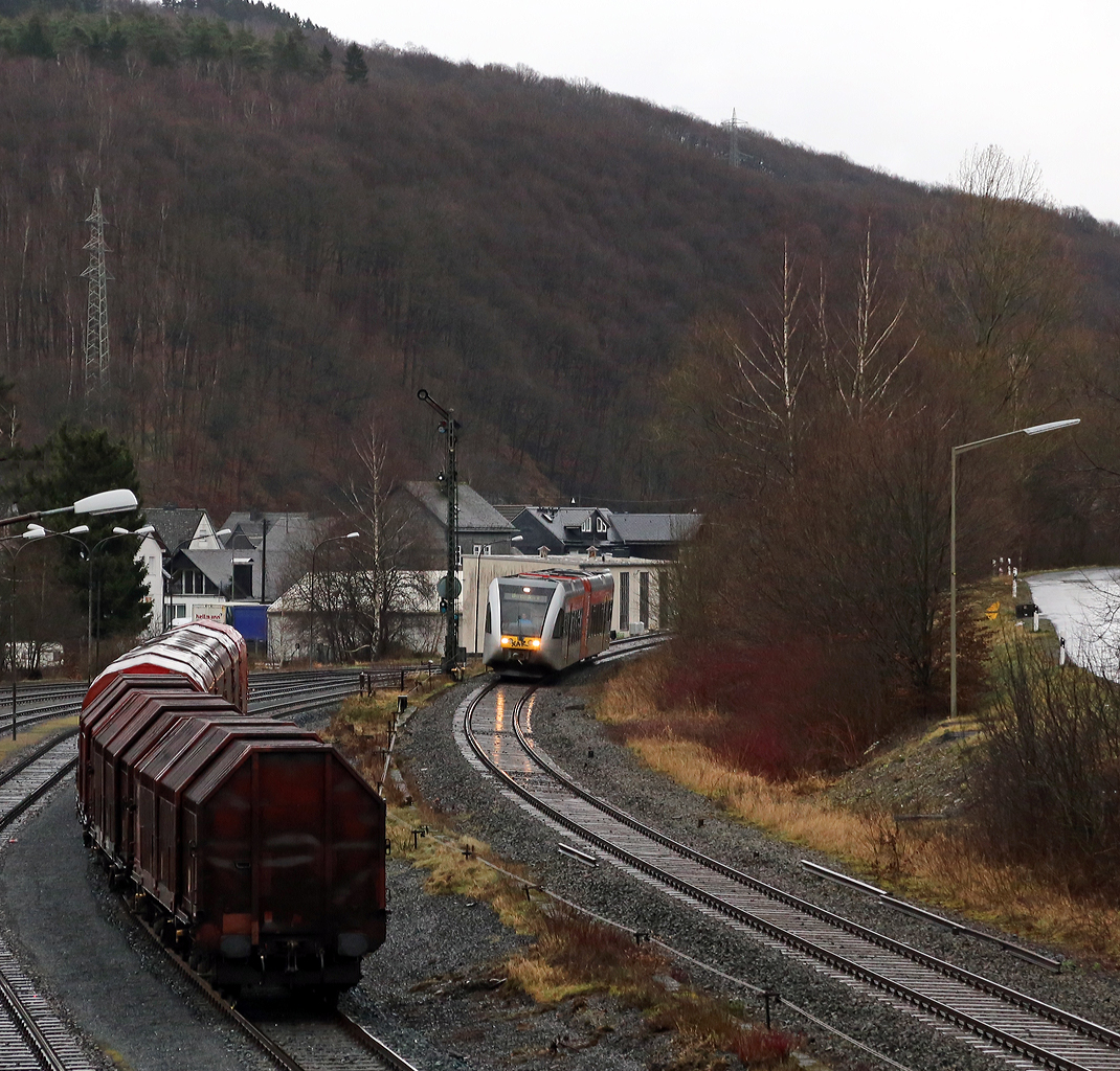 
Eigentlich wollte ich ein Regenbild machen, aber als der GTW kam war der Schauer vorbei....
Ein Stadler GTW 2/6 der Hellertalbahn passiert am 10.01.2015  gerade das Einfahrtsignal von Herdorf. Er fährt als RB 96  Hellertalbahn  die Verbindung Dillenburg-Haiger-Burbach-Neunkirchen-Herdorf-Betzdorf/Sieg, über die gleichnamentliche Strecke Hellertalbahn (KBS 462).
