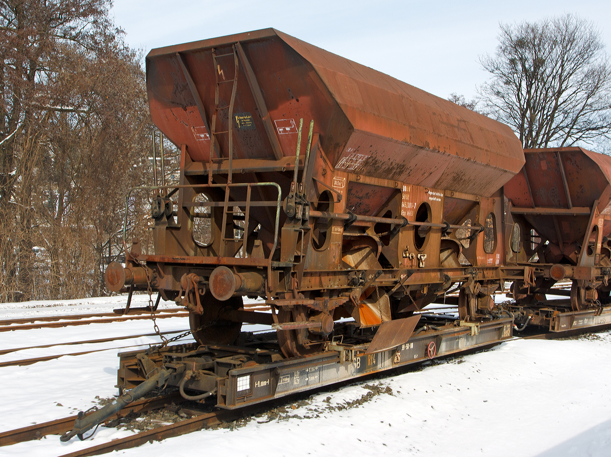 Ein 2-achsiger offener Sch�ttgutwagen der Gattung Fcs (ex DR 645 2001-7) verladen auf  Rollwagen HSB Rf 4  99-50-88, abgestellt am 23.03.2013 in Wernigerode Westerntor (aufgenommen aus dem Zug). 

Technische Daten Rollwagen:
Spurweite: 1.000 mm 
Anzahl der Achsen: 4 
L�nge: 9.000 mm 
Drehzapfenabstand: 6.300 
Achsabstand im Drehgestell: 1.000 mm 
Eigengewicht: 7.680 kg
