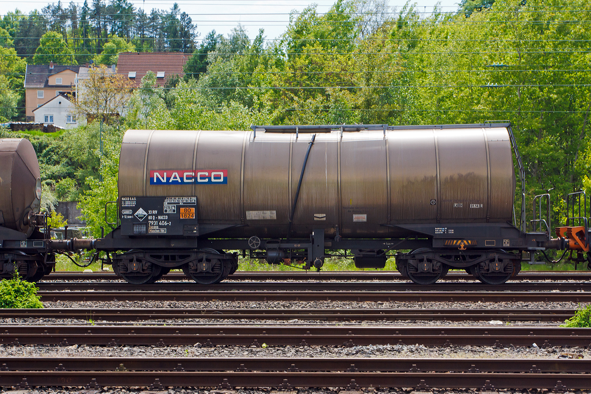 Ein 4-achsiger Drehgestell-Kesselwagen der Bauart Zacens 56 m� (33 80 7931 406-2 D-NACCO) vom Wagonvermieter NACCO S.A.S. (geh�rt zur CIT Group) f�r/beladen mit Natriumhydroxidl�sung, , Gefahrgut-Nr. 80/1824 bei der Fahrt im Zugverbund am 17.05.2012 durch Betzdorf/Sieg.

Technische Daten:
Eigengewicht: 21.870 kg
L�nge �ber Puffer: 12.500 mm
Drehzapfenabstand: 7.460 mm
Achsabstand im Drehgestell: 1.800 mm
Bremse: KNORR KE-GP 
H�chstgeschwindigkeit: 120 km/h leer / 100 km/h beladen
Tankinhalt: 56 m3 (56.000 l)
Tankcode: L4BH
L= Tank f�r Stoffe in fl�ssigem Zustand (fl�ssige Stoffe oder feste Stoffe, die in geschmolzenem Zustand zur Bef�rderung aufgegeben werden)
4 = zutreffender Mindestpr�fdruck in bar
B = Tank mit Boden�ffnungen mit 3 Verschl�ssen f�r das Bef�llen oder Entleeren
H = luftdicht verschlossener Tank
Tankwerkstoff: Edelstahl