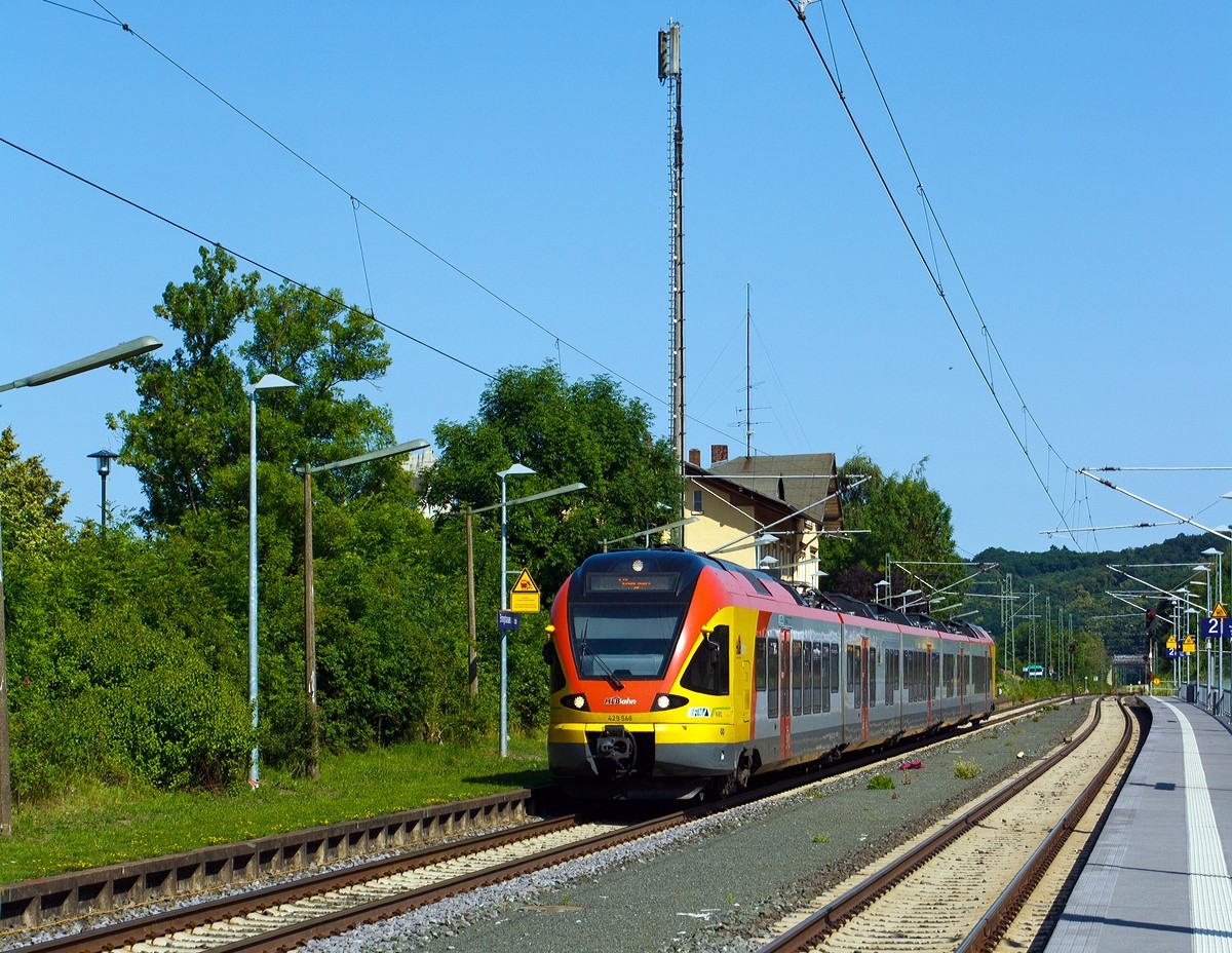 Ein 5-teiliger Flirt 429 546 / 046 der HLB (Hessischen Landesbahn) als RE 40 Gie�en-Siegen, f�hrt am 07.07.2013 durch den Bahnhof Ehringshausen in Richtung Siegen. Wie hier in Hessen wird der Zug als RE 40 gef�hrt, in NRW wo sich die Endstation Siegen Hbf befindet wird er als RE 99 gef�hrt.