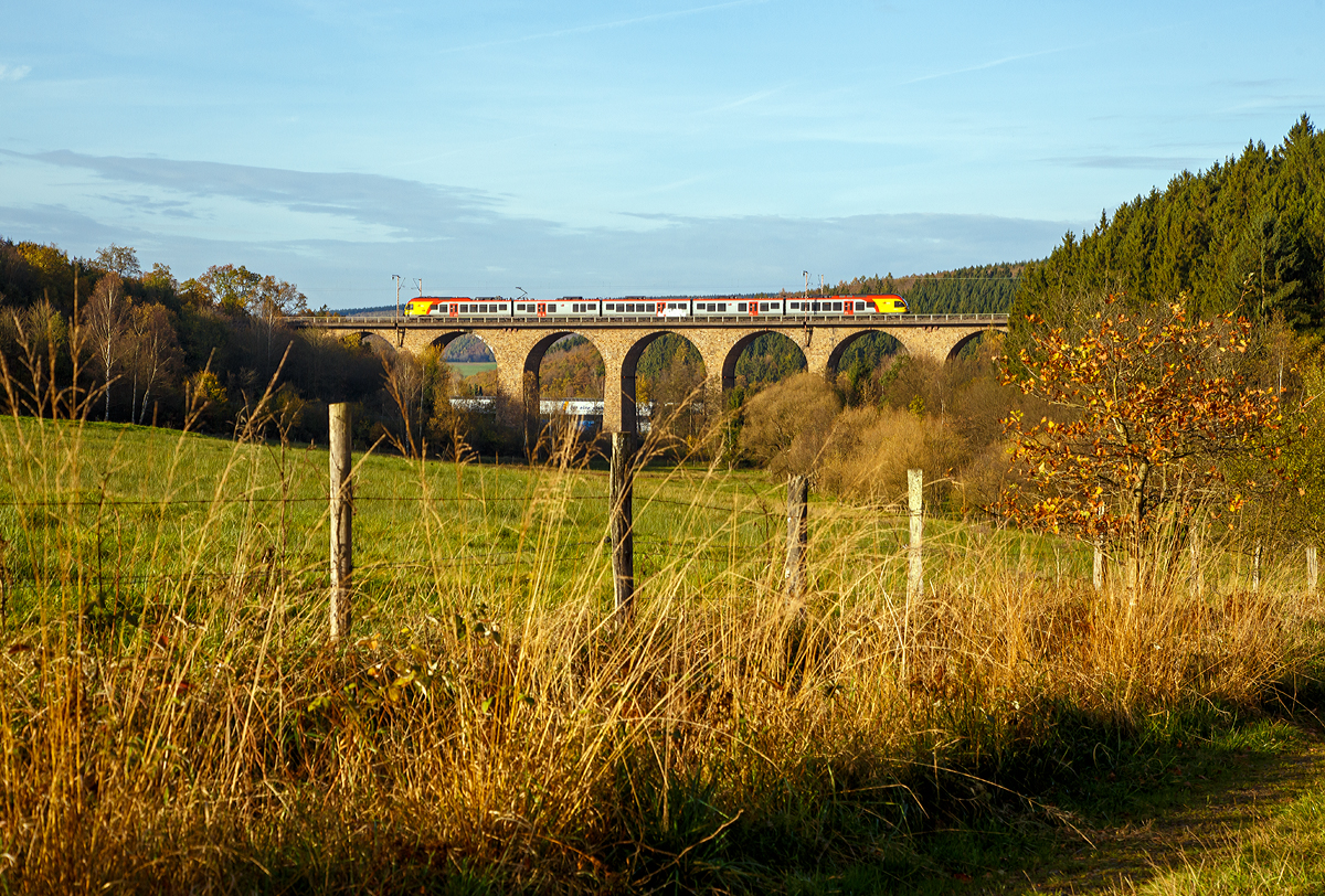 Ein 5-teiliger Stadler Flirt der HLB Bahn (Hessischen Landesbahn) f�hrt am 01.11.2017, als RE 99 Main-Sieg-Express (Siegen-Gie�en-Fankfurt), �ber den Rudersdorfer Viadukt in Richtung Gie�en. 