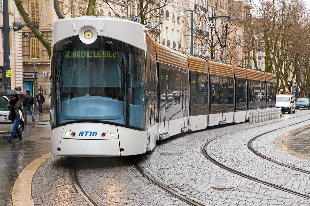 Ein 7-teiliger Bombardier Flexity Outlook C - Cityrunner der Linie T 2 (nach Arenc le Silo) der Stra�enbahn in Marseille. hier am 25.03.2015 bei der Station Belsunce Alcazar.

Die Stra�enbahn von Marseille (frz. Tramway de Marseille) ist einer der drei Stra�enbahnbetriebe in Frankreich, die nicht in der zweiten H�lfte des 20. Jahrhunderts vollst�ndig stillgelegt wurden. Heute ist die Stra�enbahn Teil der R�gie des Transports de Marseille (RTM) und zwei Linien sind in Betrieb; eine dritte befindet sich im Bau. Ehemals war das Streckennetz 178 km lang, z.Z. sind es heute 11,5 km.

Die Fahrzeuge f�r Marseille vom Typ Flexity Outlook wurden seit 2006 in Wien von Bombardier Transportation produziert. Die Inbetriebnahme der Stra�enbahnen erfolgte auf dem Testgleis der Wiener Stra�enbahn. Bis Juli 2007 wurden 26 der f�nfteiligen Triebz�ge zum Preis von jeweils 2,1 Millionen Euro geliefert.
Diese waren bei der Lieferung 32,5 Meter lang und 2,4 Meter breit. Die Frontpartie der Triebwagen soll an ein Schiff erinnern, ein Hinweis auf die Bedeutung Marseilles als gr��ter Seehafen Frankreichs. Die H�chstgeschwindigkeit betr�gt 70 km/h und in dem 32,5 m langen Fahrzeug fanden 204 Fahrg�ste Platz, davon 44 Sitzpl�tze. Im Jahr 2012 wurden alle Wagen durch den Einbau von zwei zus�tzlichen Modulen auf 42,5 Meter verl�ngert, gleichzeitig wurde die Innenausstattung erneuert. Dieser Umbau kostete etwa 23 Millionen Euro.

Weitere Daten:
Spurweite: 1.435 mm
Stromsystem: 750 V DC �ber Oberleitung
Haltestellen: 28
