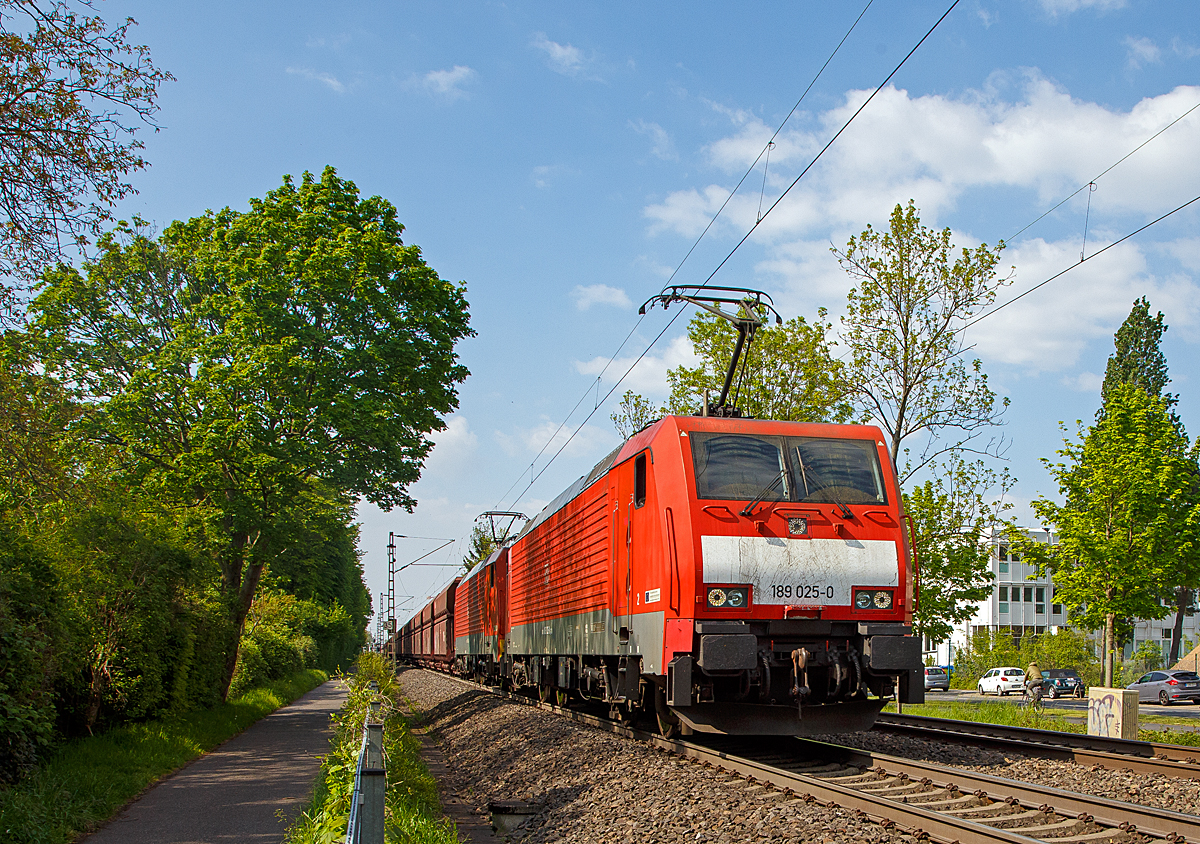 
Ein „Erzbomber“ auf dem Weg an die Saar....
Die DB 189 025-0 und 189 038-3 der DB Cargo AG fahren am 30.04.2019 mit einem Erzzug durch Bonn-Gronau (nähe dem Bf Bonn UN Campus) in Richtung Koblenz.