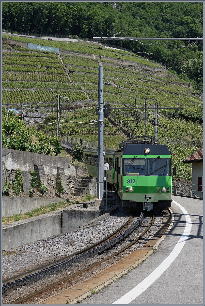 Ein A-L Regionalzug erreicht von Leysin kommend Aigle Dépôt A-L, von wo aus der Zug nach einer Spitzkehre die Fahrt nach Aigle (Bahnhof mit Anschluss an die SBB) fortsetzen wird. 

29. Mai 2020