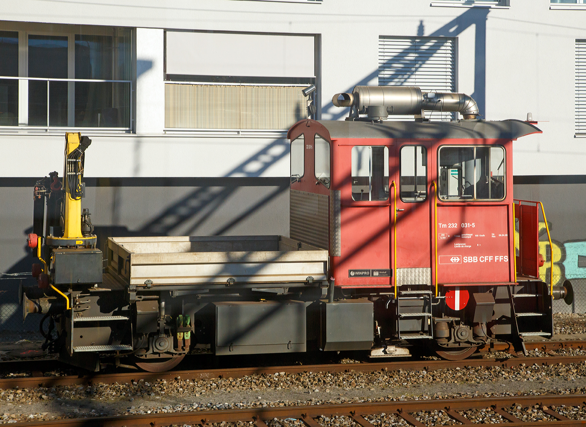 Ein abgestellter ex Tm III (Baudienst)......
Der Bautraktor bzw. das Baudienstfahrzeug SBB Tm 232 031-5, ex SBB Tm III 9507, ist am 27.17.2015 beim Bahnhof Spiez abgestellt.

Der Tm 232 031-5 wurde 1982 von RACO Saurer unter der Fabriknummer 1881 gebaut uns als Tm III 9507 an die SBB geliefert, 2005 erfolgte die Modernisierung (Retrofit und Neumotorisierung) durch Stadler  Winterthur  AG  (Winpro  AG)  und  Windhoff  Bahn- und Anlagentechnik GmbH und die Umzeichnung in SBB Tm 232 031-5-1.

Der Baudiensttraktor Tm III ist ein bei der Schweizerischen Bundesbahn zahlreich vorhandenes und aufgrund seiner vielf�ltigen Einsatzm�glichkeiten beliebtes Arbeitsfahrzeug. Die Traktoren sind nur etwas in die Jahre gekommen. Das Beschaffungsprogramm lief zwischen 1976 – 1988 und umfasste insgesamt 103 Fahrzeuge, hiervon waren 90 mit Ladekran und 13 mit Hebeb�hne ausger�stet. Die Fahrzeuge weisen zwar alle noch einen guten Erhaltungszustand auf, gen�gen aber hinsichtlich der Leistungsf�higkeit nicht mehr den Anforderungen des modernen Eisenbahnbetriebes.
Die Gr�nde hierf�r sind:
Schwache Motorisierung
Geringe H�chstgeschwindigkeit und Zugkraft
Kein Zugsicherungssystem

Das Konsortium bestehend aus Stadler Winterthur AG (Winpro AG) und Windhoff  Bahn- und Anlagentechnik GmbH haben f�r die SBB insgesamt 52 dieser 2-achsigen Traktionsfahrzeuge f�r die Baudienste (Traktoren) des Typs Tm 232 modernisiert.  Im Februar 2006 wurde das letzte Fahrzeug �bergeben. Das Retrofitprogramm umfasste die Steigerung der Fahrzeugleistung (H�chstgeschwindigkeit von 60 auf 80 km/h / Zugkraft um ca. 80-100 %) und die umweltgerechte Motorisierung/EURO III, den Einbau des Zugssicherungssystems und die Erneuerung des Krans mit erh�hter Leistungsf�higkeit. Das Auftragsvolumen lag bei rund 26 Mio. CHF, eine Neuanschaffung h�tte das Doppelte gekostet. 

Die revidierten Fahrzeuge dienen der aktuellen Flottenpolitik der Divison Infrastruktur, da diese Art von Fahrzeugen einen wesentlichen Bestandteil aller Traktoren der Baudienste der SBB ausmacht. Die 103 Basis-Fahrzeuge des Typs Tm III (Baudienst) beschaffte die SBB in den Jahren 1976-1988. Stadler Winterthur und Windhoff haben zwischen Februar 2004 und  Februar 2006 insgesamt 52 dieser Fahrzeuge im Rhythmus von 2 Wochen nach jeweils rund 10 Wochen Revisionszeit pro Fahrzeug abliefern. Die SBB setzt diese revidierten Fahrzeuge landesweit ein, unter anderem in Regionen mit Tunnelbaut�tigkeiten. Mit dem Einbau eines neuen Motors k�nnen die Verordnungen betreffend Emissionswerte nach EURO III dank integriertem Partikelfilter eingehalten werden. Die technischen Anforderungen an das Retrofitprogramm beinhalteten folgende Punkte. Die H�chstgeschwindigkeit konnte auf 80km/h in Eigenfahrt und 100 km/h geschleppt erh�ht werden. Ebenfalls wurde ein Kran (Palfinger 1,4 t) mit erh�hter Leistungsf�higkeit und ein Zugssicherungssystem Integra eingebaut.

In dem Focus der Arbeiten wurde als erstes das Antriebsaggregat ger�ckt. Der vorhandene Saurer-Dieselmotor (mit 165 kW Leistung) wurde durch einen modernen EURO III-Motor ersetzt. Der neue Motor ist ein Iveco Cursor 8 (7.790 cm� /7,79 Liter Hubraum) Reihen-Sechszylinder -4-Takt -Dieselmotor mit Turbolader und variabler Geometrie (VGT), mit einer Leistung von 259 kW (352 PS) Leistung. Er hat ein maximales Drehmoment von 1.280 Nm.
Das vorhandene Voith-Getriebe wird komplett revidiert und konnte aufgrund seiner Baukastenstruktur um eine Wandlerstufe erweitert werden, so dass der Traktor jetzt mit einem Voith-Getriebe L2r4sV2 Getriebe ausger�stet ist.

Das Fahrzeug und Kran verf�gen jeweils auch �ber eine neue Funksteuerung.

TECHNISCHE DATEN (Tm 232 0xx-x):
Spurweite:  1.435 mm (Normalspur)
Achsformel: B'
L�nge �ber Puffer:  8.740 mm 
Treibdurchmesser (neu): 950 mm
Dienstgewicht: 25 t
Motor: 4-Takt -Dieselmotor mit Turbolader und variabler Geometrie (VGT) vom Typ Iveco Cursor 8
Motorhubraum: 7.790 cm�  / 7,79 Liter
Motornennleistung: 259 kW (352 PS)
Maximales Motordrehmoment: 1.280 Nm
Getriebe: Voith L2r4sV2
Kraft�bertragung: hydrodynamisch, 2-Gang mit Retader
Tankvolumen: 550 Liter (Diesel)
H�chstgeschwindigkeit: 80 km/h bei Eigenfahrt / 100 km/h geschleppt
Kleinster befahrbarer Kurvenradius: R = 35 m
Anh�ngelast:  280 t bei 0/00, 62 t bei 12 0/00
Kran: Palfinger  mit 1,4 t Tragkraft