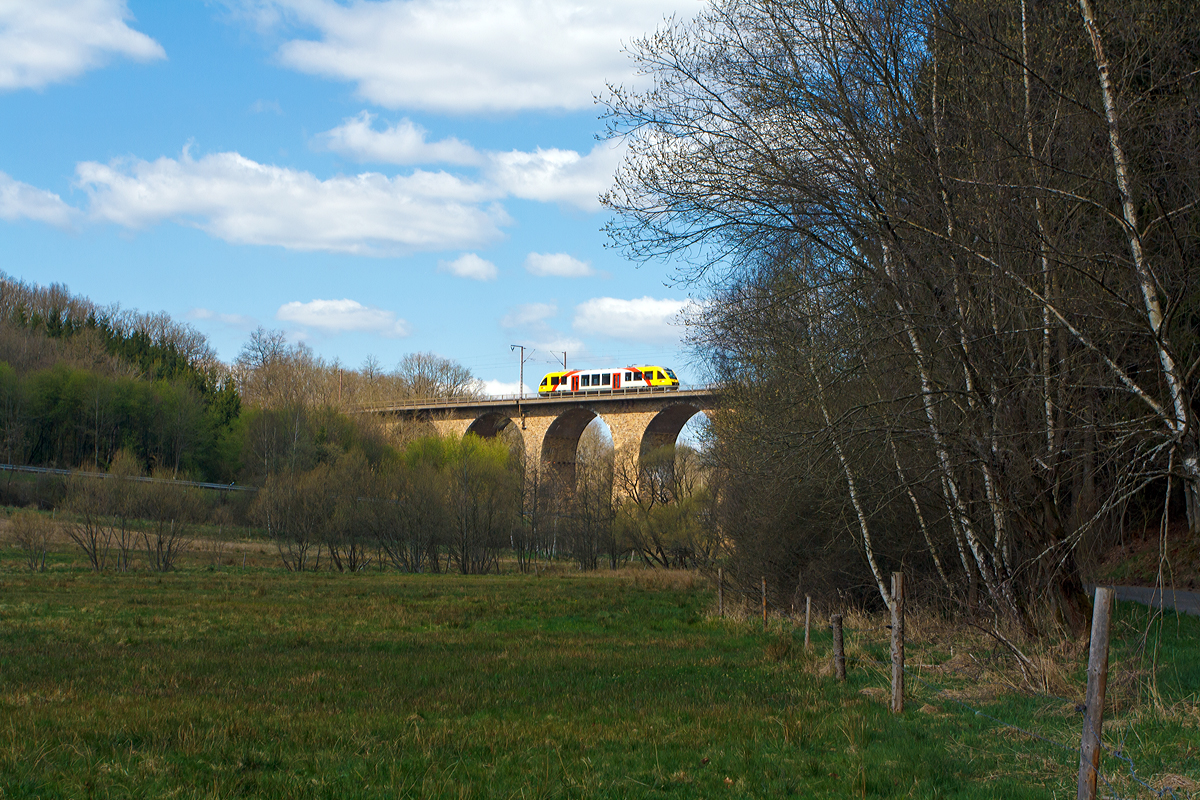 
Ein Alstom Coradia LINT 27 der HLB (Hessische Landesbahn) fährt als RB 95  Sieg-Dill.Bahn  Au/Sieg - Siegen - Dillenburg am 18.04.2015 über den Rudersdorfer Viadukt in Richtung Dillenburg.