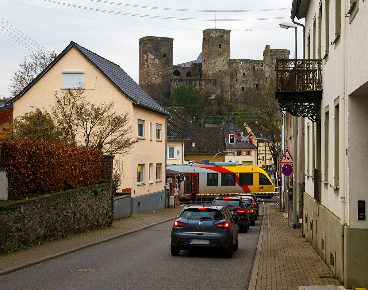 
Ein Alstom Coradia LINT 41 (BR 648) der HLB (Hessische Landesbahn) passiert am 13.01.2018 in Runkel den Bü , und fährt als RB 45 (ex RB 25)   Lahntalbahn  weiter in Richtung Limburg an der Lahn.
