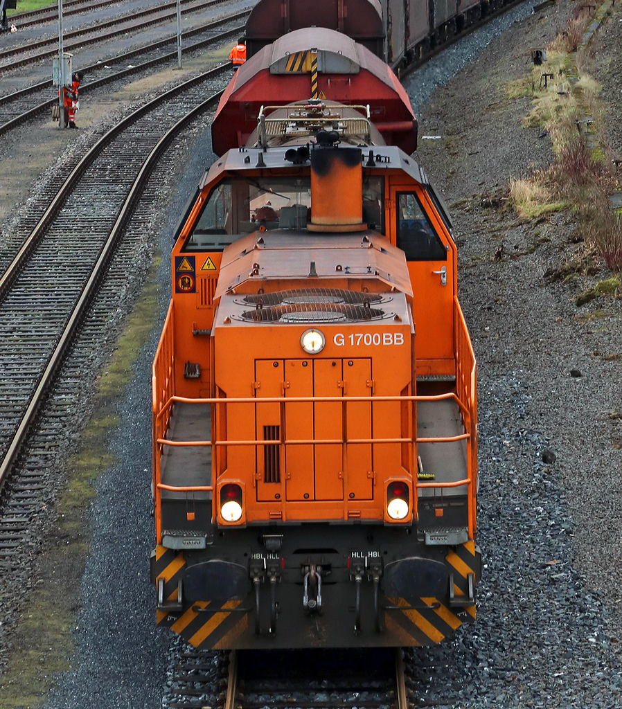 
Ein anderer Blick auf eine  Vossloh G 1700-2 BB.....
Die Lok 46 (277 807-4) der Kreisbahn Siegen-Wittgenstein (KSW) steht am 09.01.2015 mit einemGüterzug in Herdorf auf dem KSW-Rangierbahnhof zur Übergabefahrt nach Kreuztal via Betzdorf bereit. Die Lok ist Vossloh G 1700-2 BB (eingestellt als 92 80 1277 807-4 D-KSW), sie wurde 2008 unter der Fabrik-Nr. 5001680 gebaut.