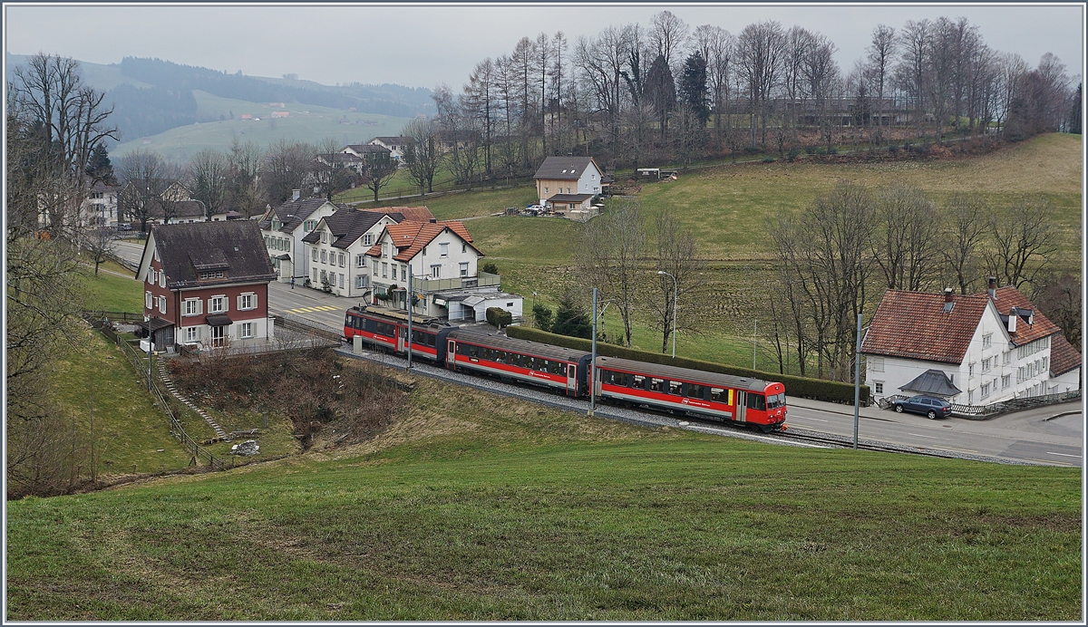 Ein Appenzeller Bahn Zug auf dem Weg nach St.Gallen bei Niederteufen, bei schönem Wetter, so habe ich mir sagen lassen, wäre im Hintergrund der Säntis zu sehen.
17. März 2018