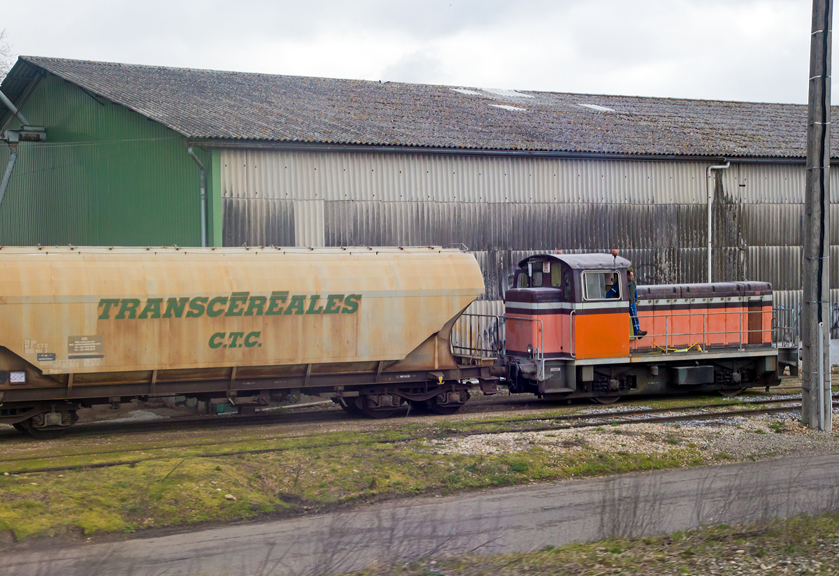 
Ein Aus-dem-Zug Bild - Die Kleindiesellok Y 7806 beim Rangieren mit Getreidewagen, hier am 27.03.2015 kurz vor Lyon.

Ab 1958 begann die SNCF intensiv mit der Verdieselung des unwirtschaftlichen Rangierbetriebs mit Dampfloks. Hierfür beschafften sie die zweiachsigen Kleinloks der Baureihe Y 7100, welche bis Dezember 1962 mit insgesamt 210 Exemplaren in Dienst gestellt wurde. Alle besaßen einen Poyaud-Dieselmotor des Typs  6 PYT / SG  mit einer Leistung von 150 kW (205 PS). Die Leistungsübertragung erfolgte vom Motor über ein hydromechanisches Voith-Getriebe des Typs  L 312 U  und weiter über Rollenketten auf die beiden Achsen. Die Y 7192 erhielt 1960 versuchsweise eine mechanische Kraftübertragung eingebaut und wurde dann in Y 7001 umgezeichnet. Sie bildete den Prototyp für die Baureihe Y 7400, deren Auslieferung ab März 1963 begann.

Äußerlich weitgehend unverändert von der BR Y 7100 und mit gleichem Motor, aber nun mit mechanischem Getriebe, hydraulischer Ferodo-Kupplung, und wiederum über Rollenketten auf die beiden Achsen. Insgesamt wurden 488 Loks der BR Y 7400 bis Oktober 1972 in Dienst gestellt, wobei die ersten 120 bei Decauville, die nächsten 105 von De Dietrich und die letzten 263 bei Moyse gebaut wurden.

Seit 2008 wurden und werden viele Kleindieselloks der Baureihen Y 7100 und Y 7400 in die Baureihe Y 9000 umgebaut. Heute können noch ungefähr 90 nicht umgebaute Y 7400 im Einsatz angetroffen werden.

TECHNISCHE DATEN der Y 7400:
Spurweite: 1.435 mm
Achsfolge: B’
Gebaute Stückzahl: 489 (Y 7001 und Y 7401-7888)
Baujahre: 1963 bis 1972
Länge über Puffer: 8.940 mm
Achsabstand: 3.685 mm
Treibraddurchmesser: 1.050 mm
maximale Breite: 2.870 mm
Höhe: 3.868 mm
Dienstgewicht: 32,0 t
Achslast: 16 t
Höchstgeschwindigkeit: 60 km/h
Motor: 6-Zylinder-Dieselmotor vom Typ Poyaud 6 PYT / SG 
Motorleistung: 152 kW (207 PS)
Dauerleistung: 129 kW
Anfahrzugkraft:  73 kN
Tankvolumen: 400 l
