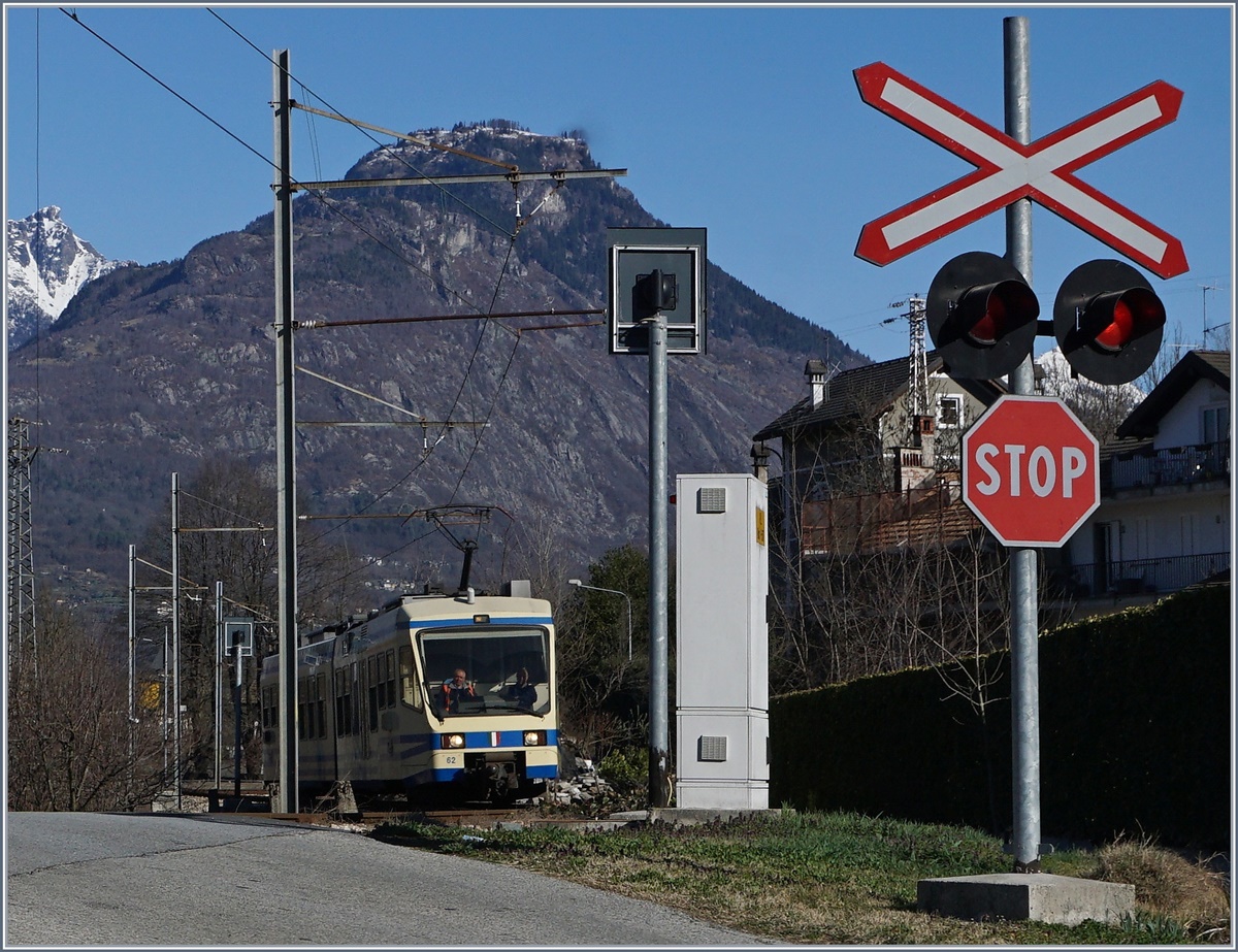 Ein Bahnübergang in Croppo mit dem sich nähernden FART/SSIF Schnellzug Locarno - Domodossola.
11. März 2017