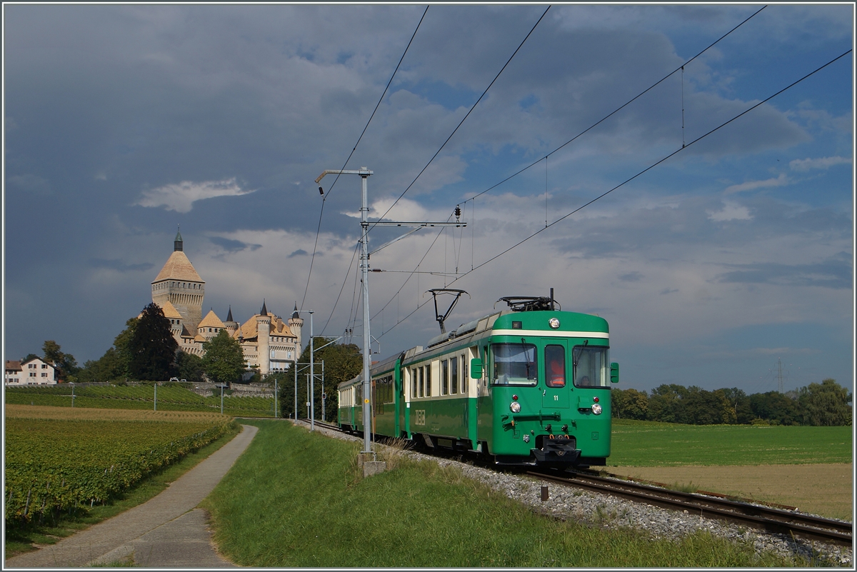 Ein BAM Regionalzug auf dem Weg nach Morges beim Château de Vufflens
8. Sept. 2014
