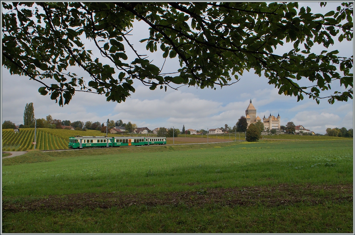 Ein BAM Regionalzug beim Château de Vufflfens.
15. OPkt. 2014
