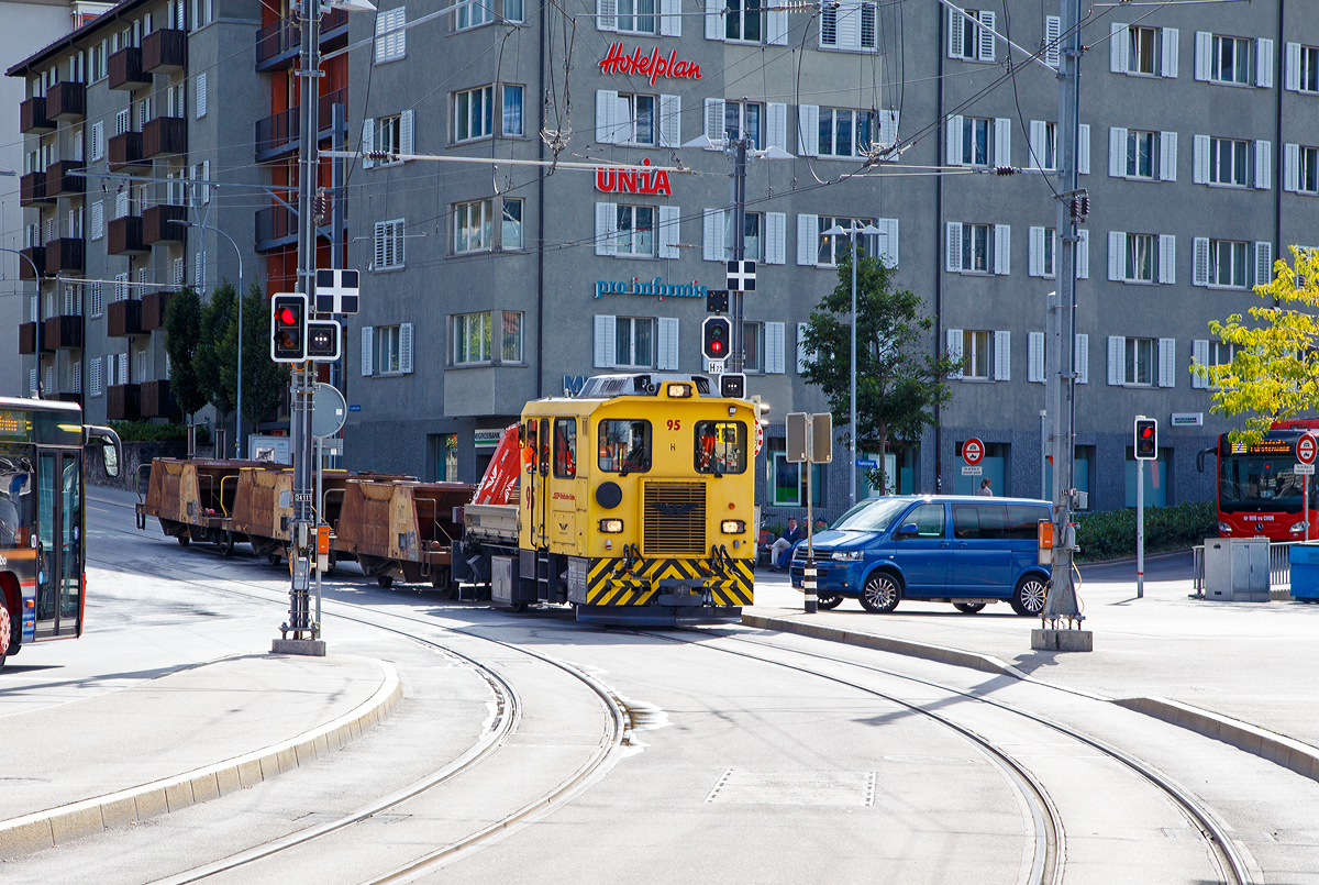 Ein Bauzug als Stra�enbahn...
Der RhB Tm 2/2 95 kommt mit drei Schotterwagen der Reihe Xc am 12.09.2017 aus Arosa in Chur an. Der Traktor wurde 1998 von Windhoff gebaut. Diese Baudiensttraktoren Tm 2/2 95 bis 98 entsprechen weitgehend der Serie 81-84.