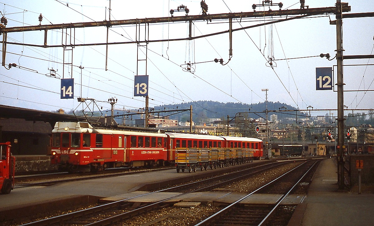 Ein BDeh 4/4 der Luzern-Stans-Engelberg-Bahn f�hrt im Juli 1983 im Luzerner Hauptbahnhof ein