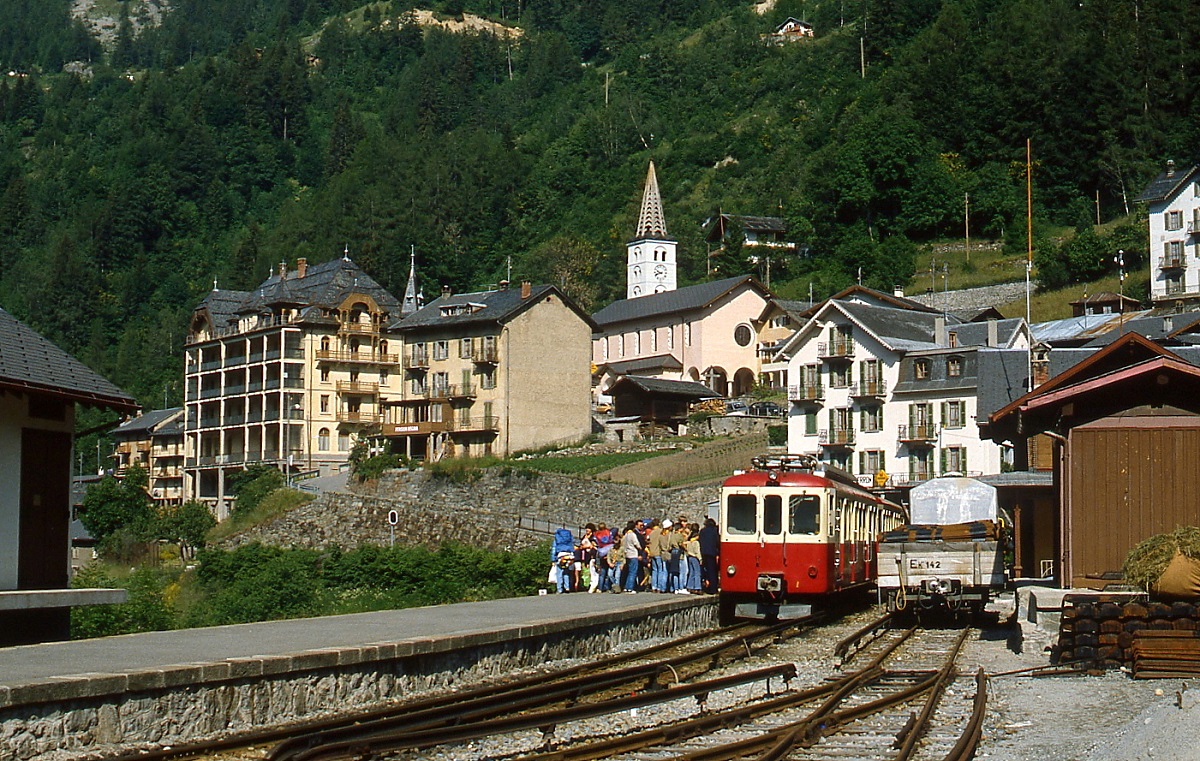 Ein BDeh 4/4 der MC im Juli 1983 im Bahnhof Finhaut